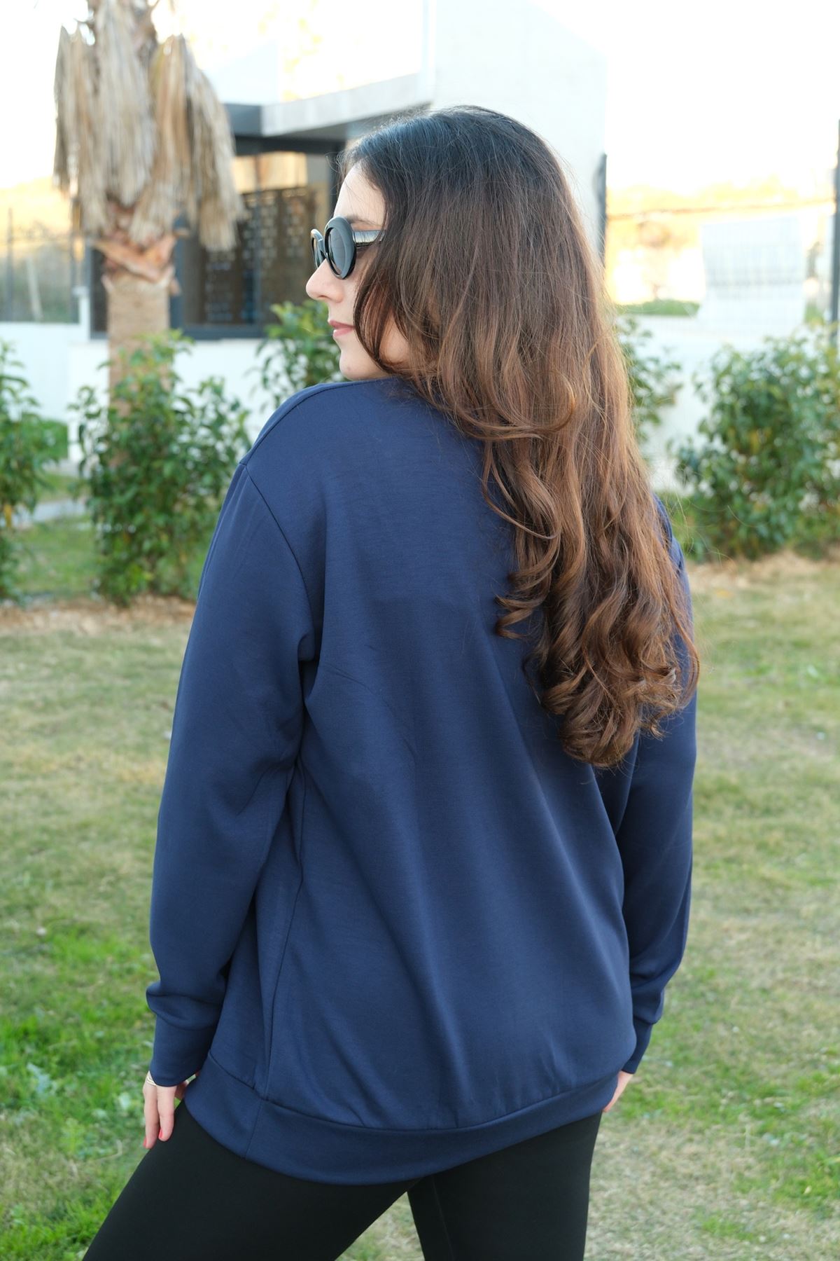 RENKTE LACİVERT LEOPAR TAŞ İŞLEMELİ TASARIM BLUZ