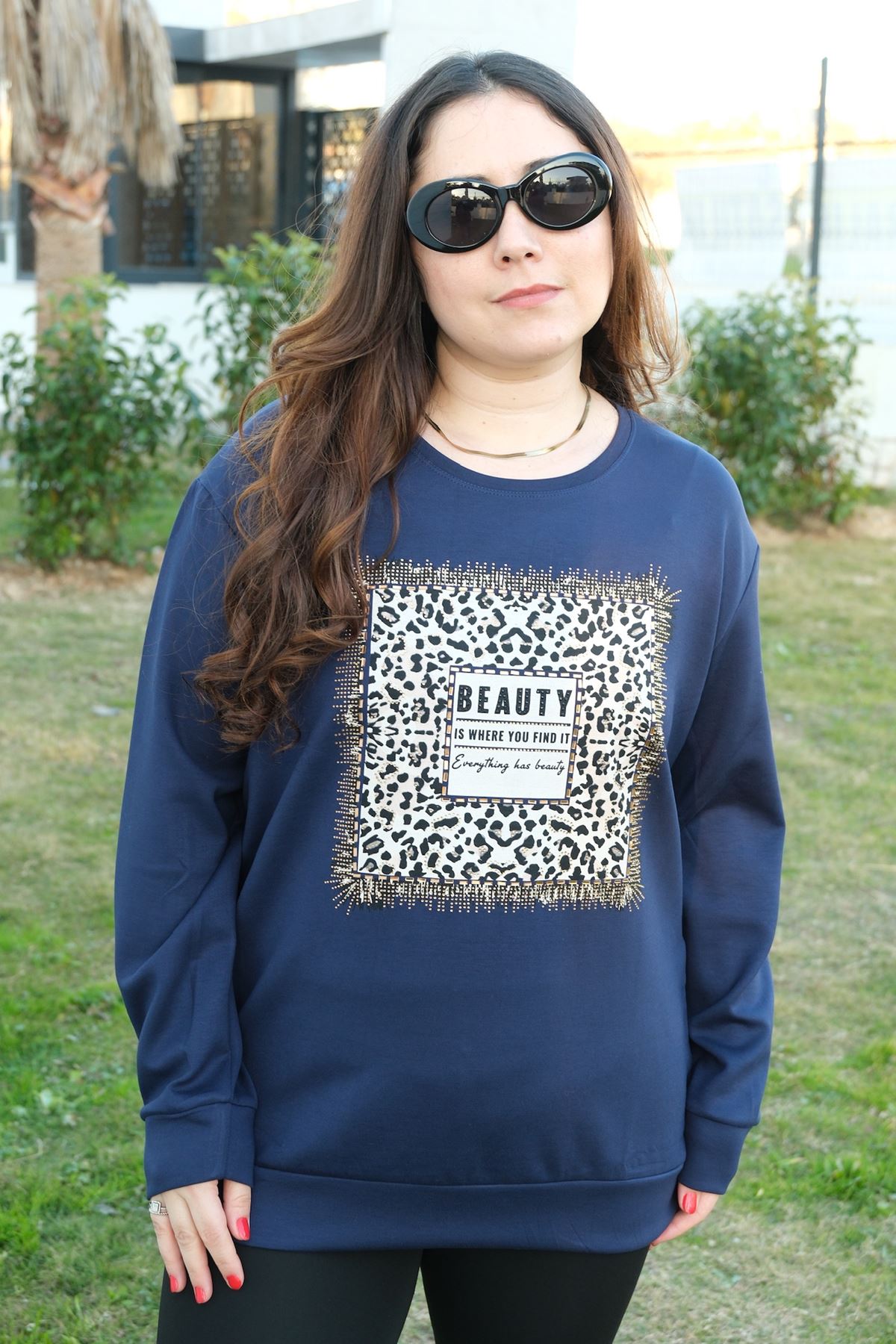 RENKTE LACİVERT LEOPAR TAŞ İŞLEMELİ TASARIM BLUZ