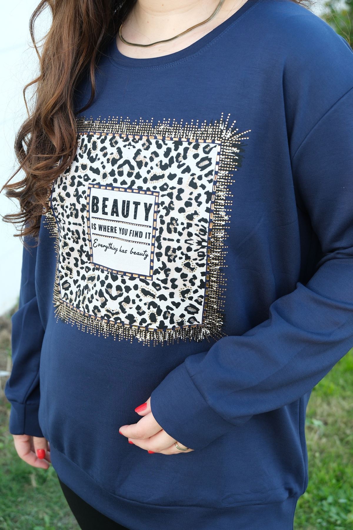 RENKTE LACİVERT LEOPAR TAŞ İŞLEMELİ TASARIM BLUZ