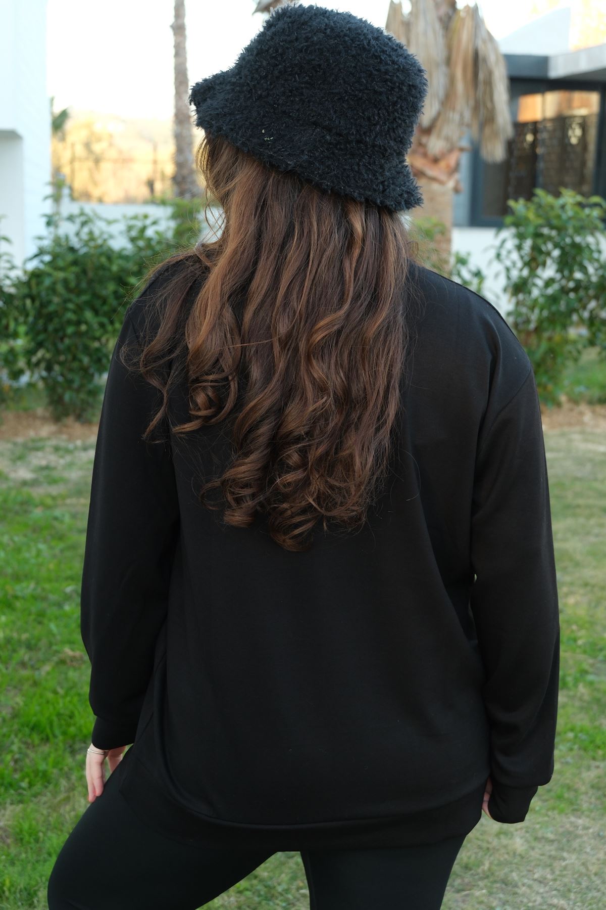 RENKTE SİYAH LEOPAR TAŞ İŞLEMELİ TASARIM BLUZ