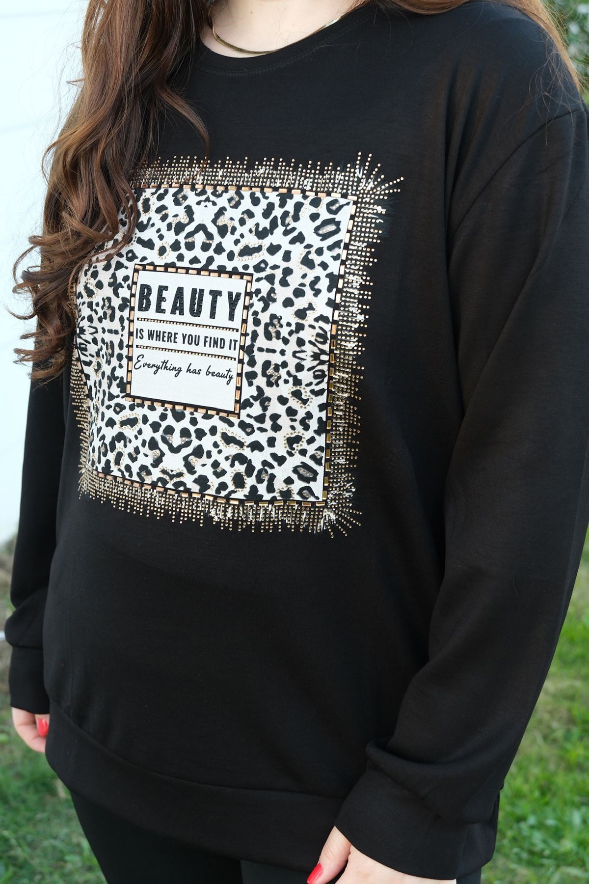 RENKTE SİYAH LEOPAR TAŞ İŞLEMELİ TASARIM BLUZ