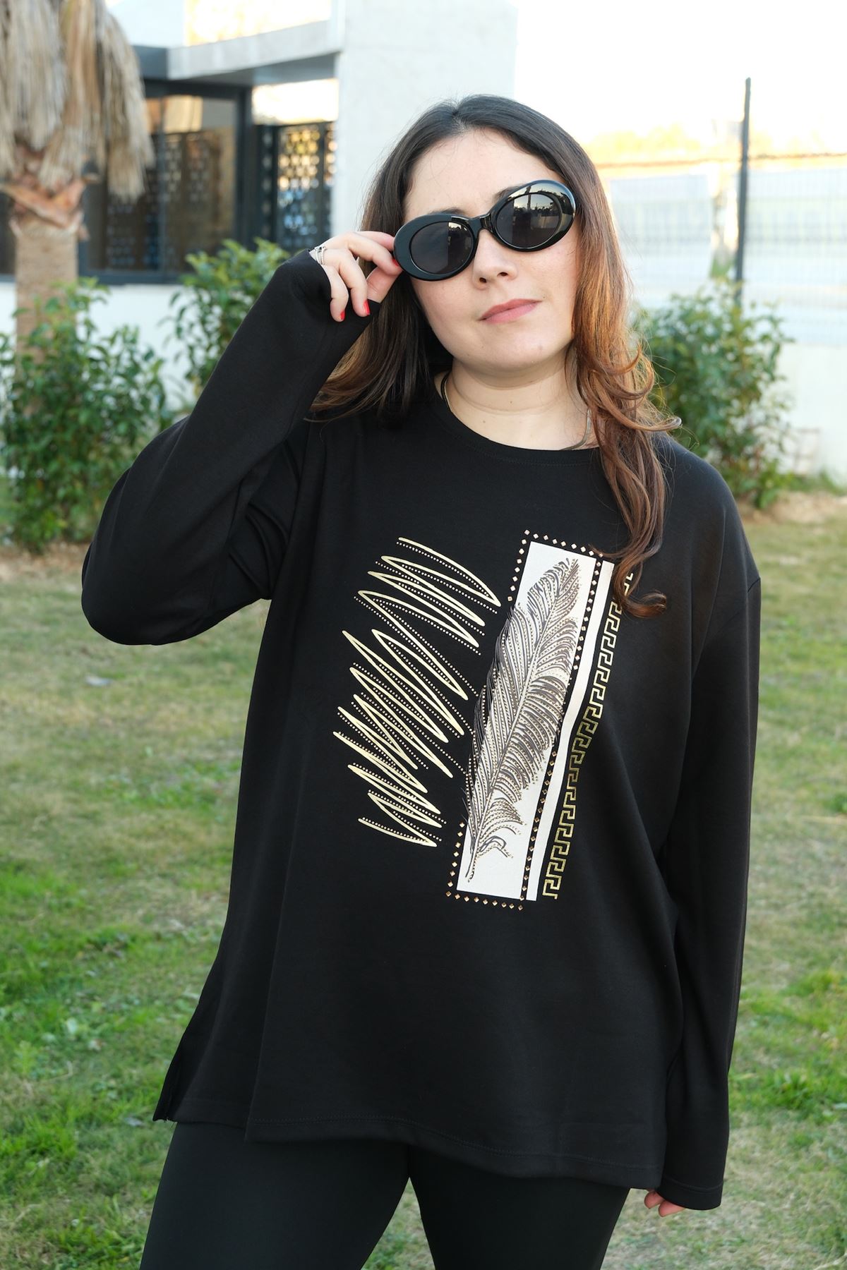 RENKTE SİYAH YAPRAK TAŞ İŞLEMELİ TASARIM BLUZ