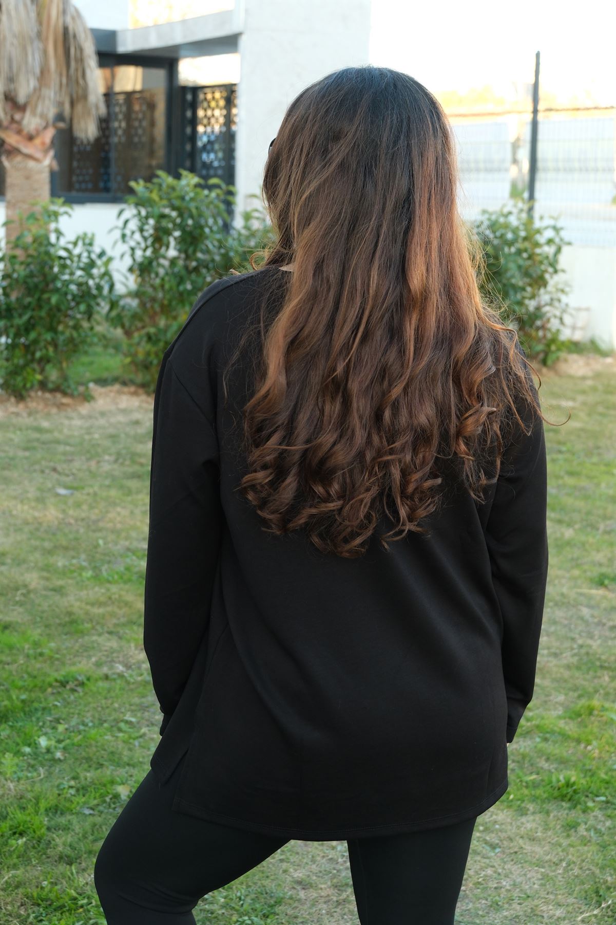 RENKTE SİYAH YAPRAK TAŞ İŞLEMELİ TASARIM BLUZ