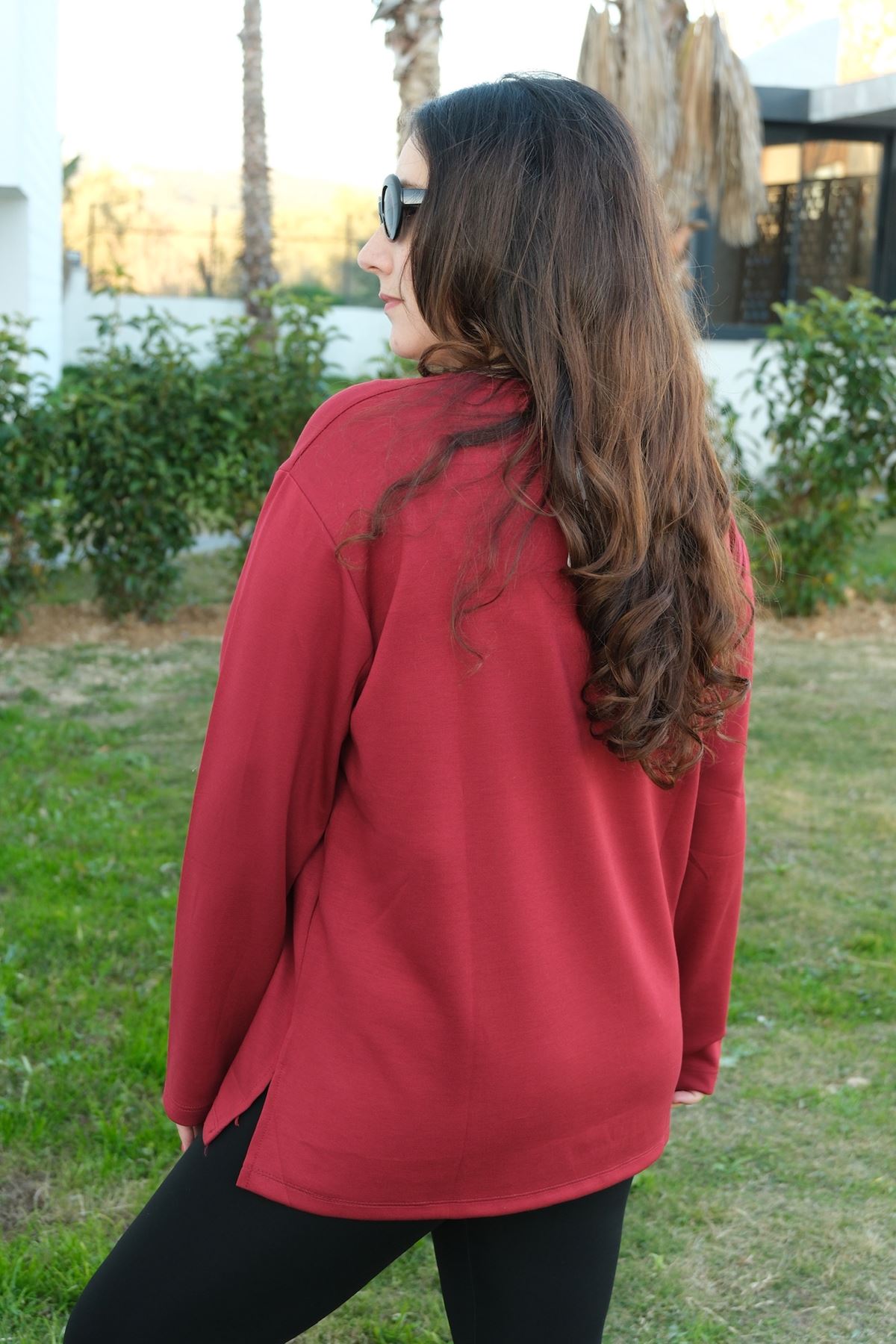 RENKTE BORDO YAPRAK TAŞ İŞLEMELİ TASARIM BLUZ