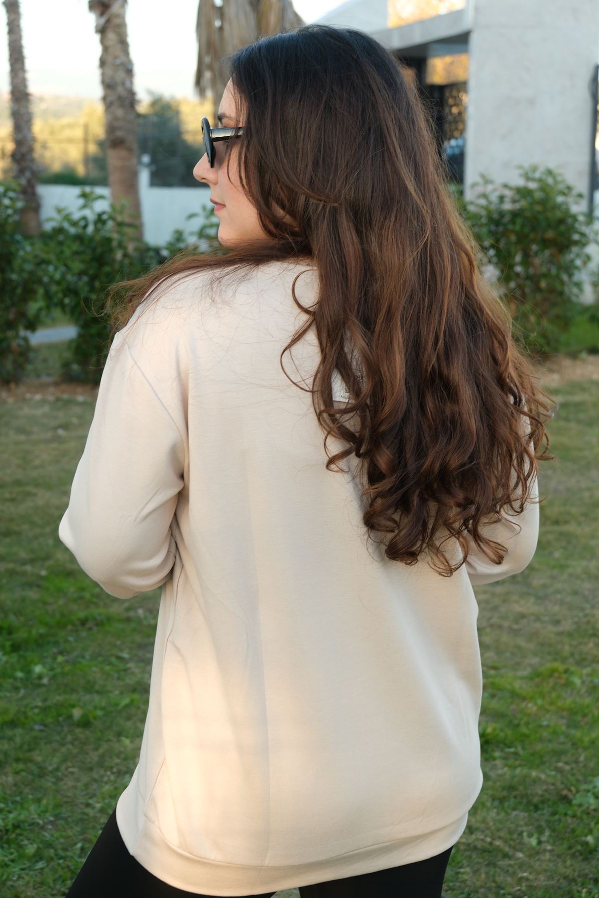 RENKTE KREM YAPRAK İŞLEMELİ TASARIM BLUZ