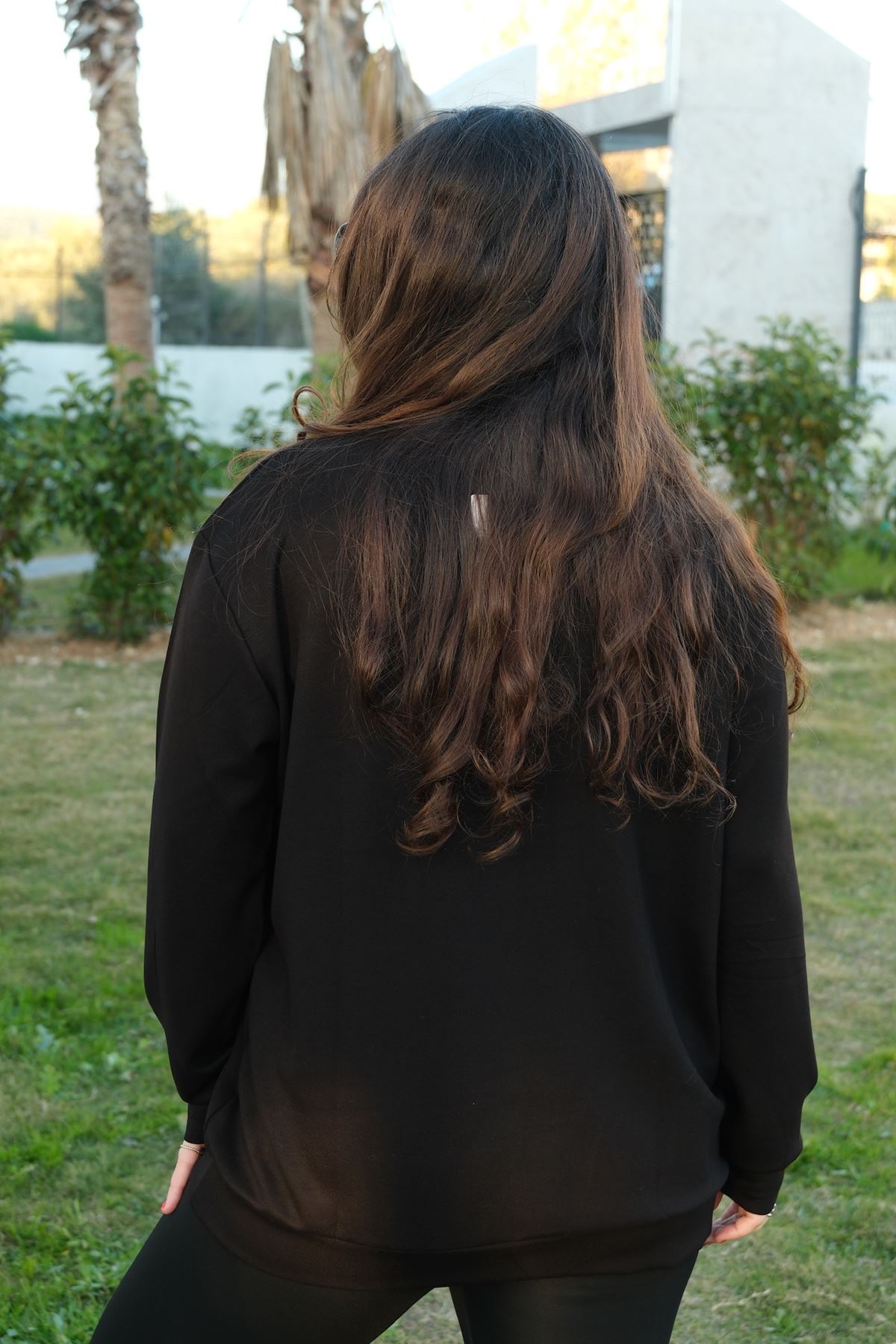 RENKTE SİYAH YAPRAK İŞLEMELİ TASARIM BLUZ