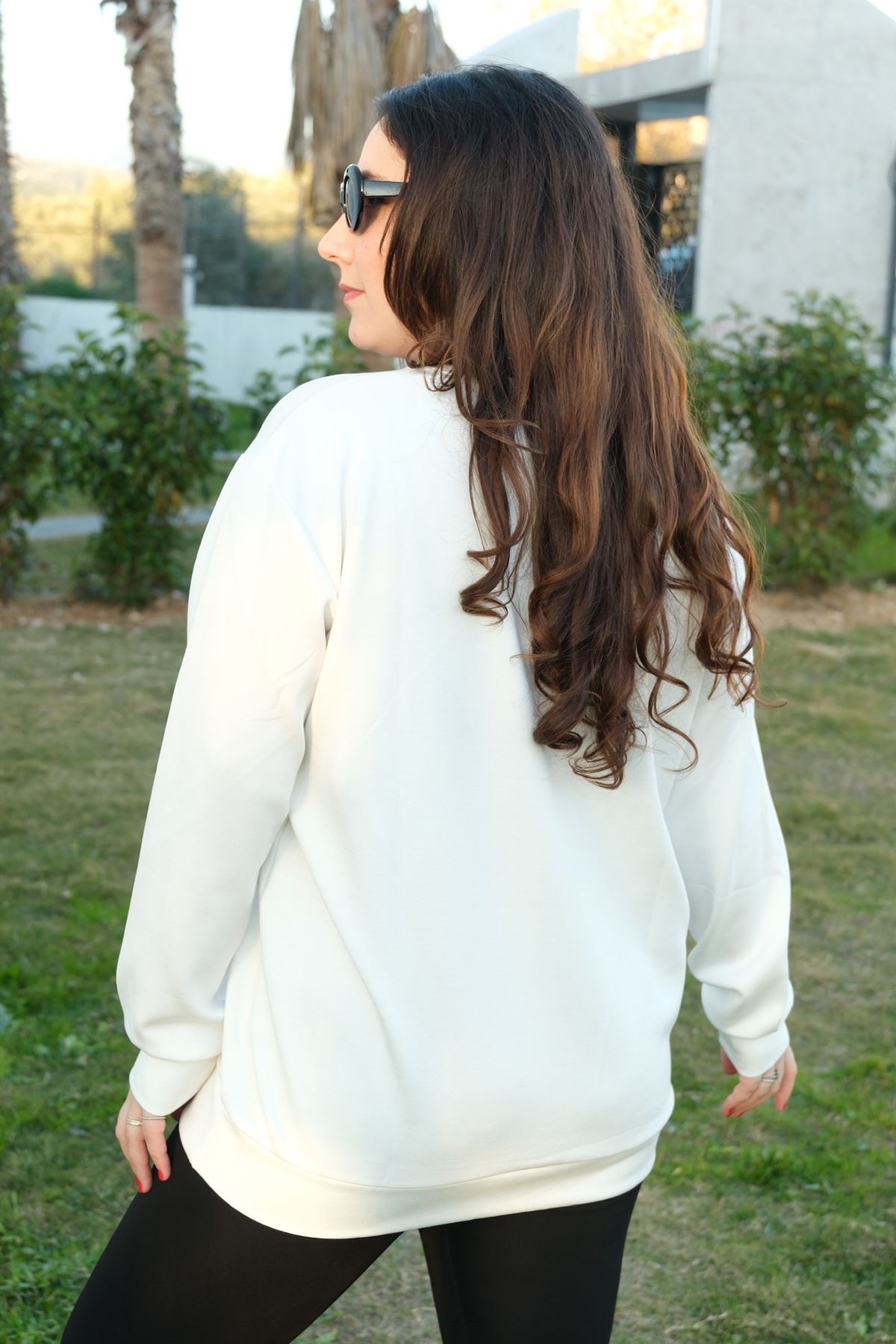 RENKTE BEYAZ YAPRAK İŞLEMELİ TASARIM BLUZ