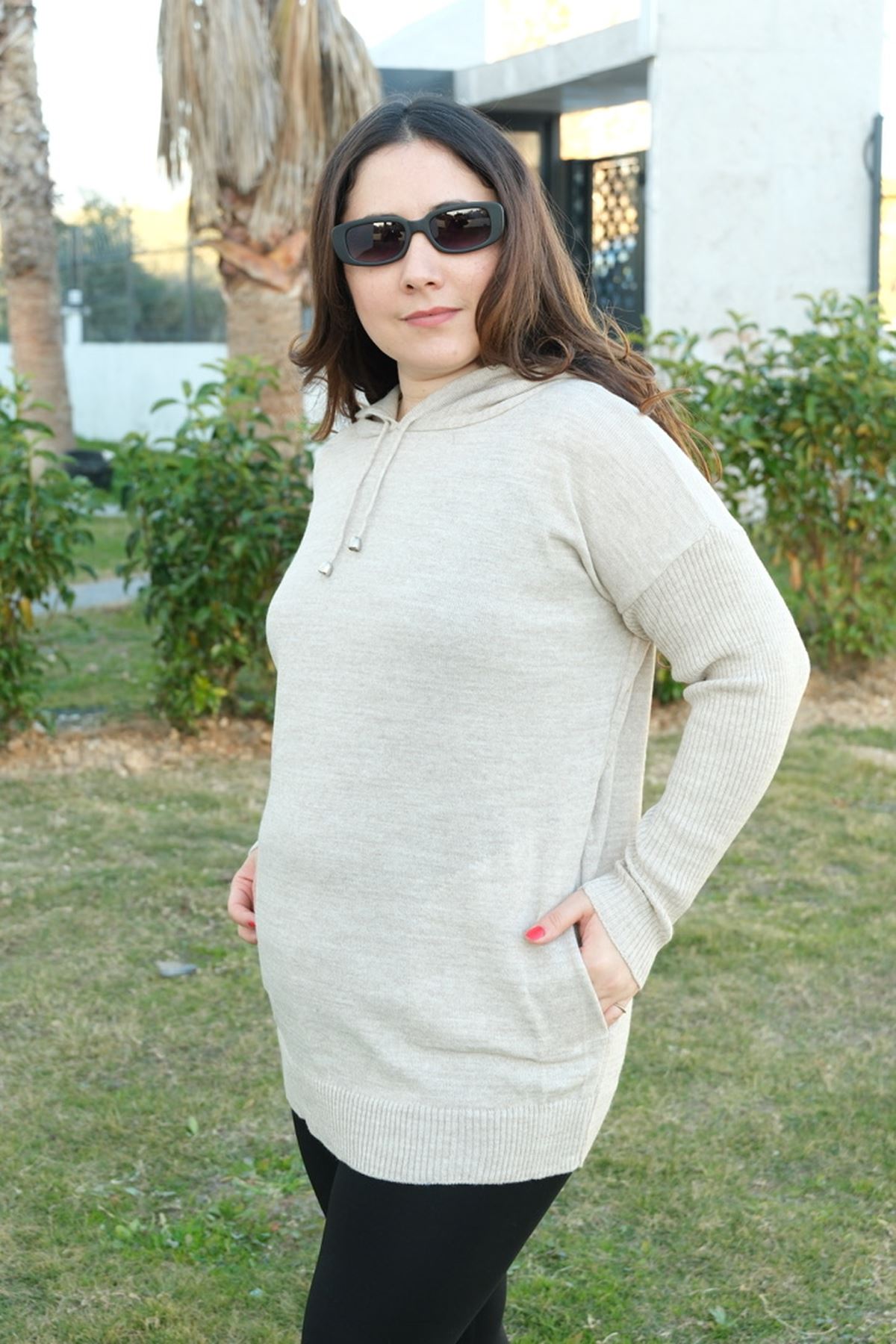 RENKTE KAPŞONLU ESNEK KREM TRİKO