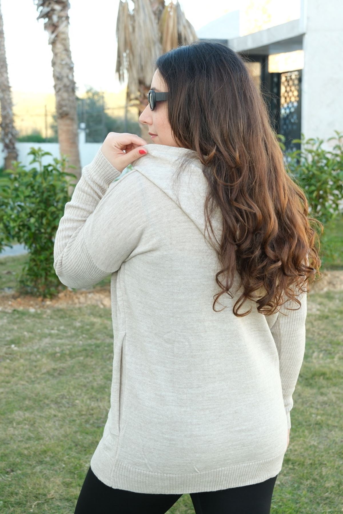 RENKTE KAPŞONLU ESNEK KREM TRİKO