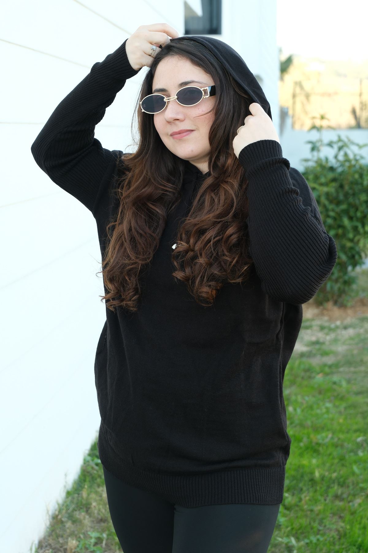 RENKTE KAPŞONLU ESNEK SİYAH TRİKO