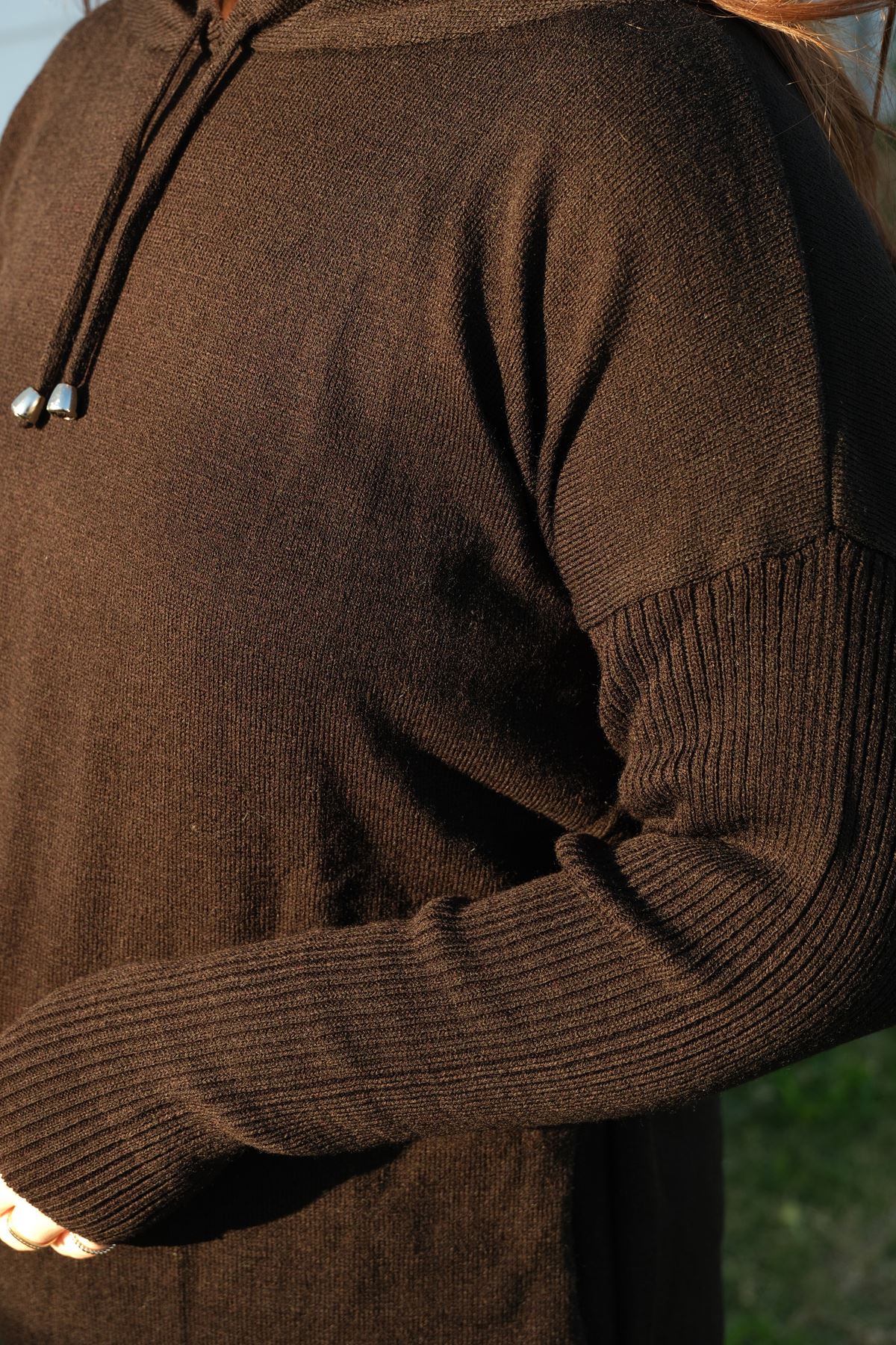 RENKTE KAPŞONLU ESNEK SİYAH TRİKO