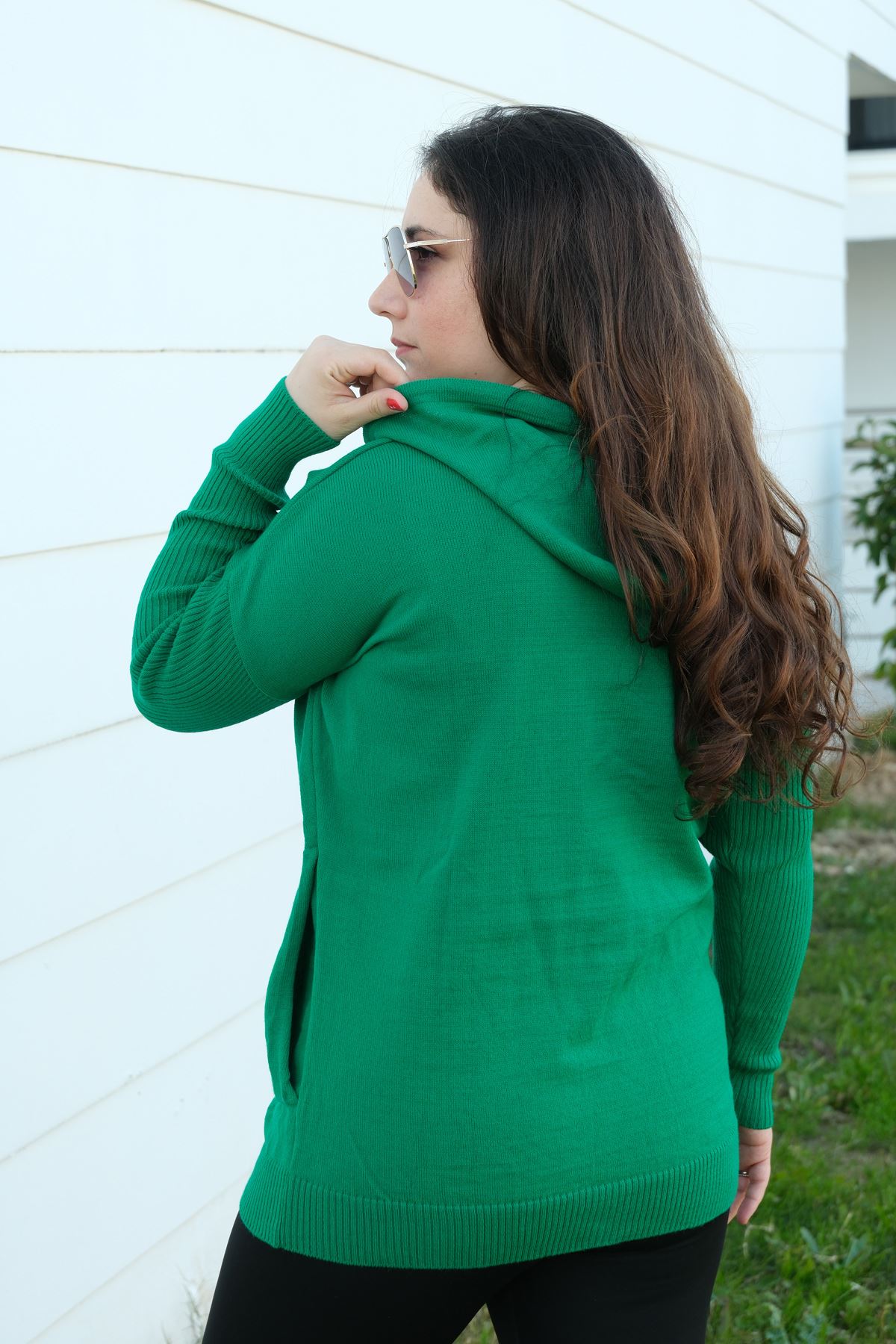 RENKTE KAPŞONLU ESNEK YEŞİL TRİKO