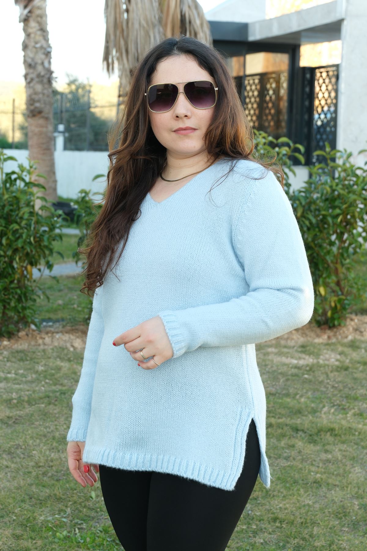 RENKTE V YAKA MAVİ TRİKO KAZAK