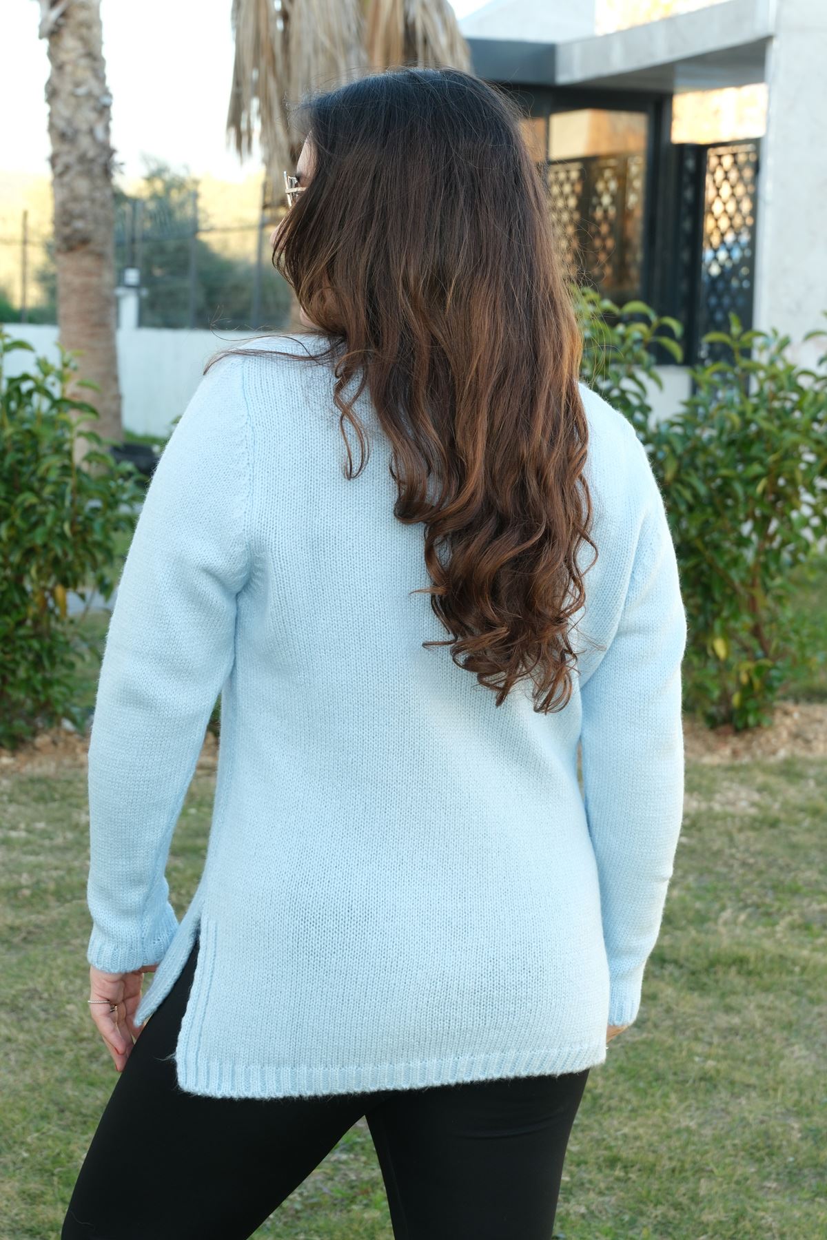 RENKTE V YAKA MAVİ TRİKO KAZAK