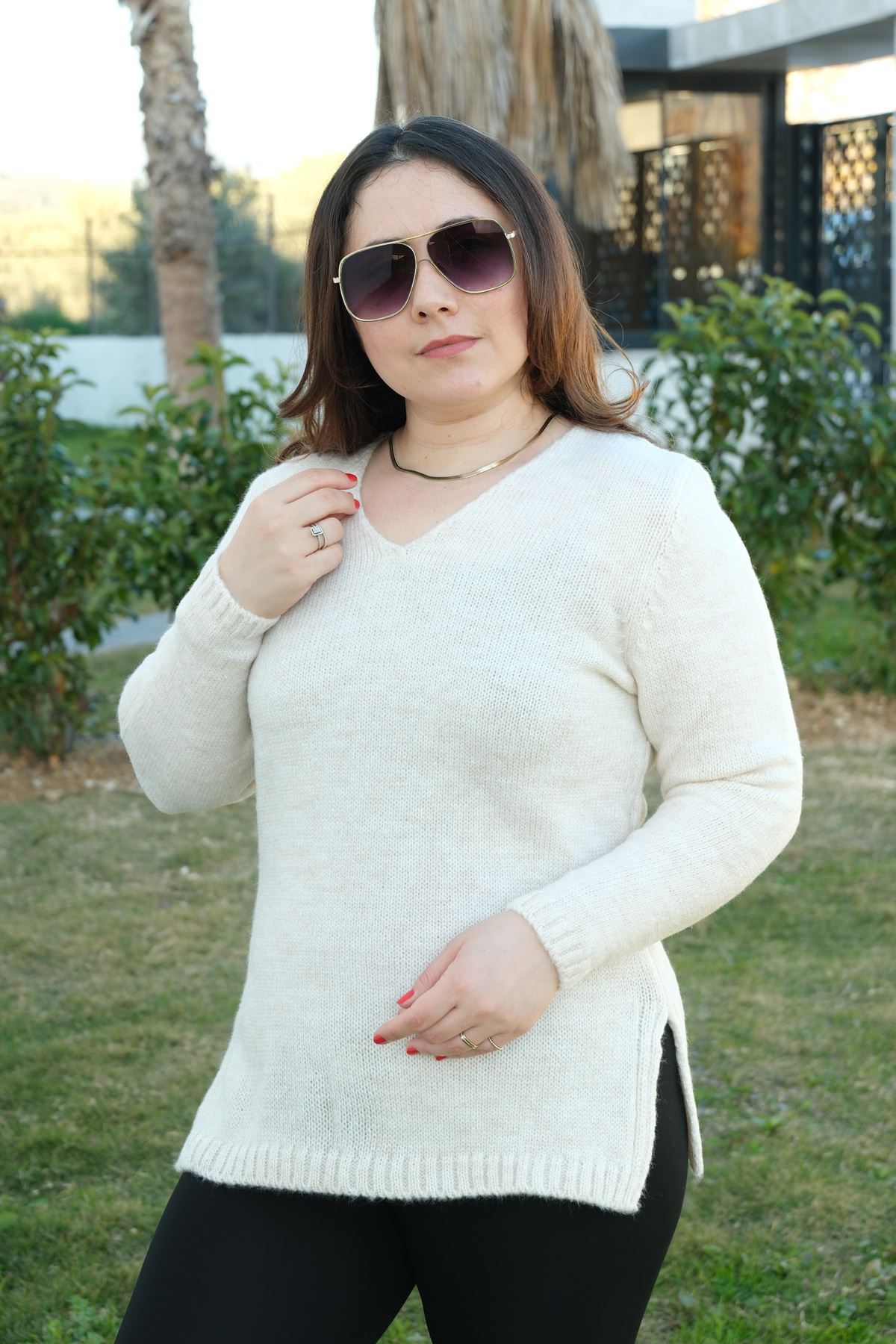 RENKTE V YAKA BEYAZ KAZAK