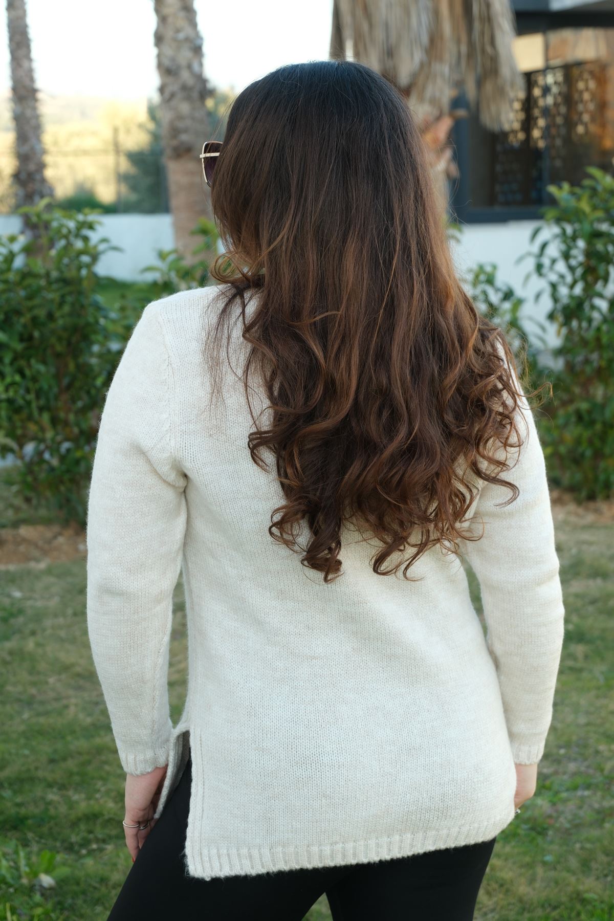 RENKTE V YAKA BEYAZ KAZAK