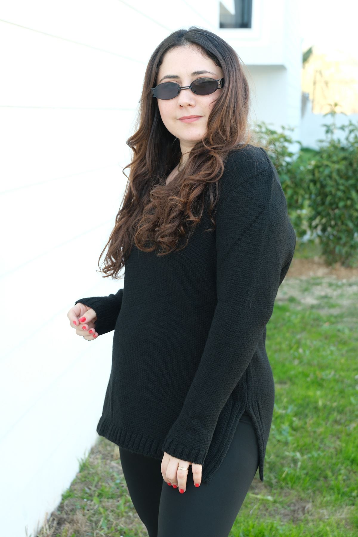 RENKTE V YAKA SİYAH TRİKO KAZAK