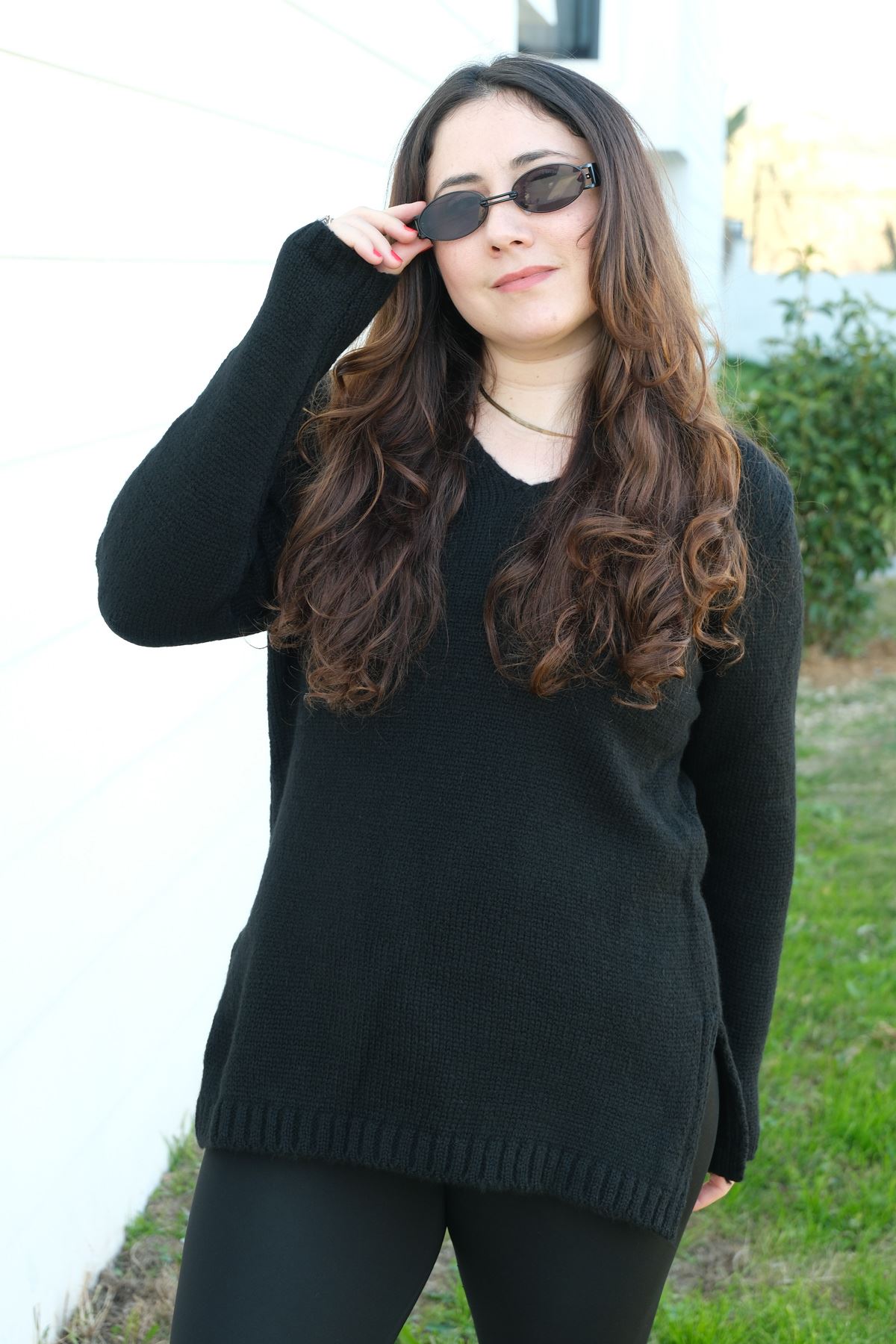 RENKTE V YAKA SİYAH TRİKO KAZAK