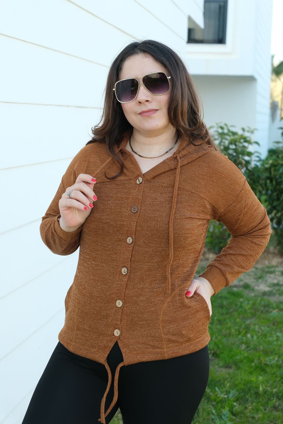 RENKTE DÜĞMELİ KAPŞONLU TABA TRİKO HIRKA