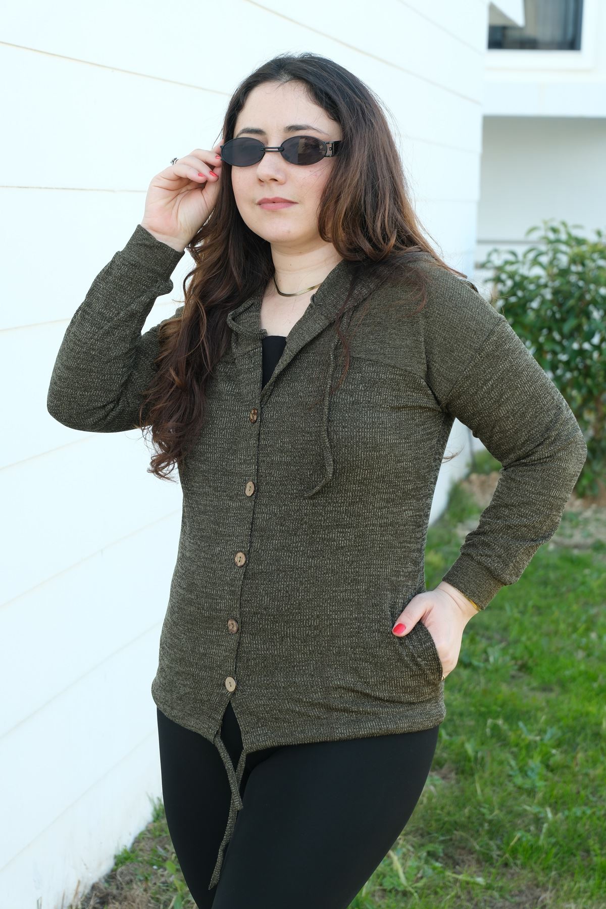 RENKTE DÜĞMELİ KAPŞONLU HAKİ TRİKO HIRKA