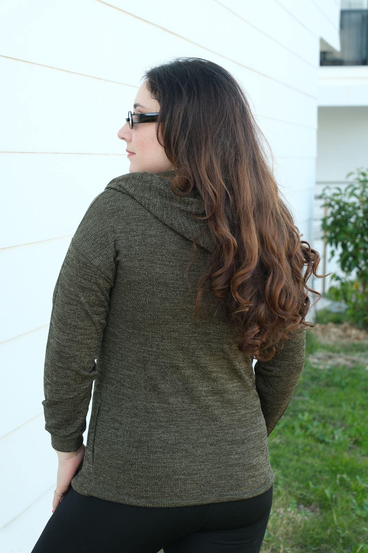 RENKTE DÜĞMELİ KAPŞONLU HAKİ TRİKO HIRKA