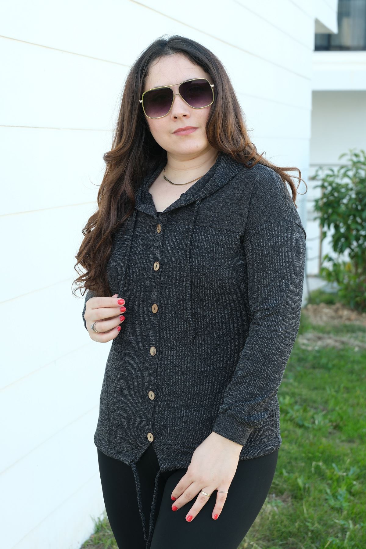 RENKTE DÜĞMELİ KAPŞONLU ANTRASİT TRİKO HIRKA