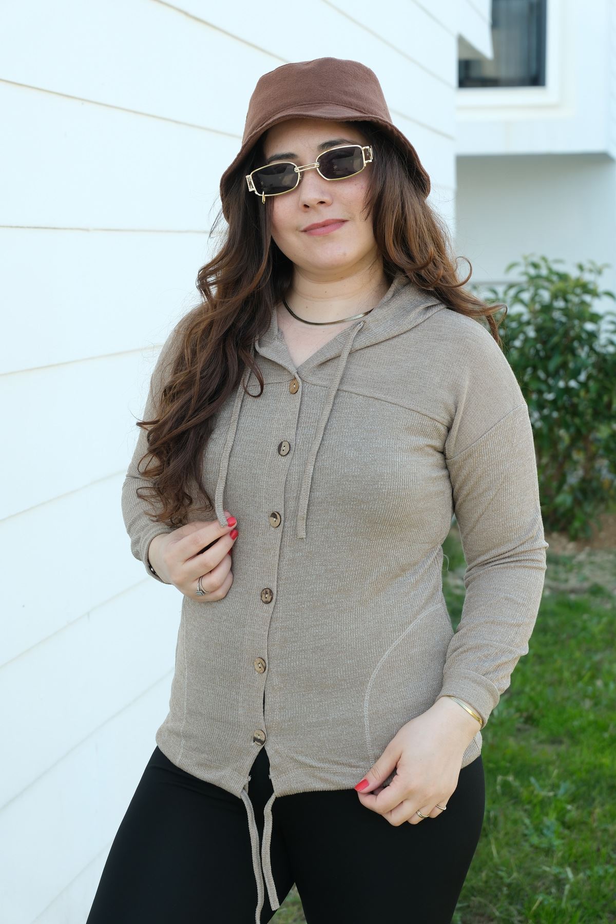 RENKTE DÜĞMELİ KAPŞONLU KAHVE TRİKO HIRKA