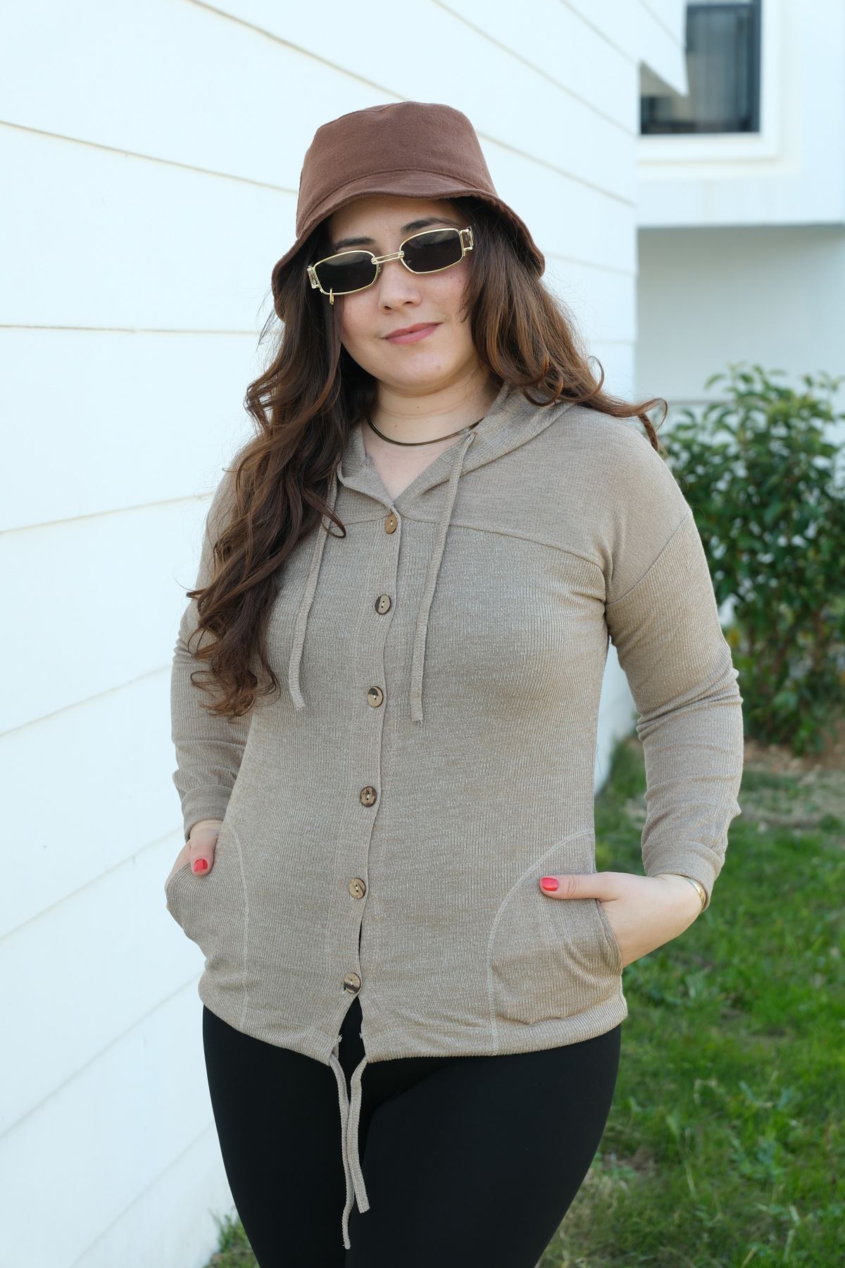 RENKTE DÜĞMELİ KAPŞONLU KAHVE TRİKO HIRKA