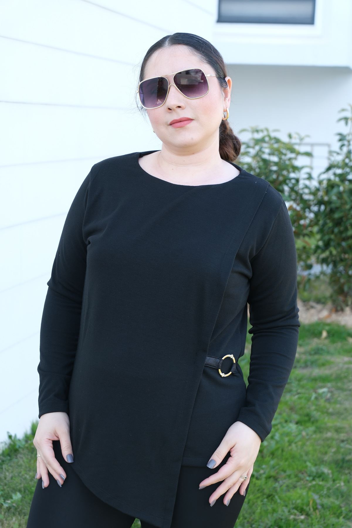 RENKTE AKSESUARLI SİYAH TRİKO BLUZ