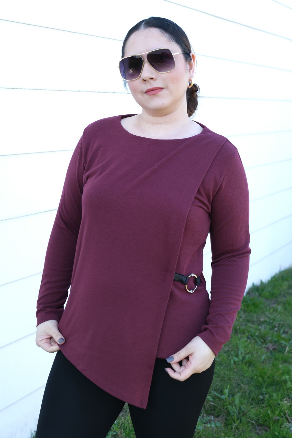 RENKTE AKSESUARLI BORDO TRİKO BLUZ