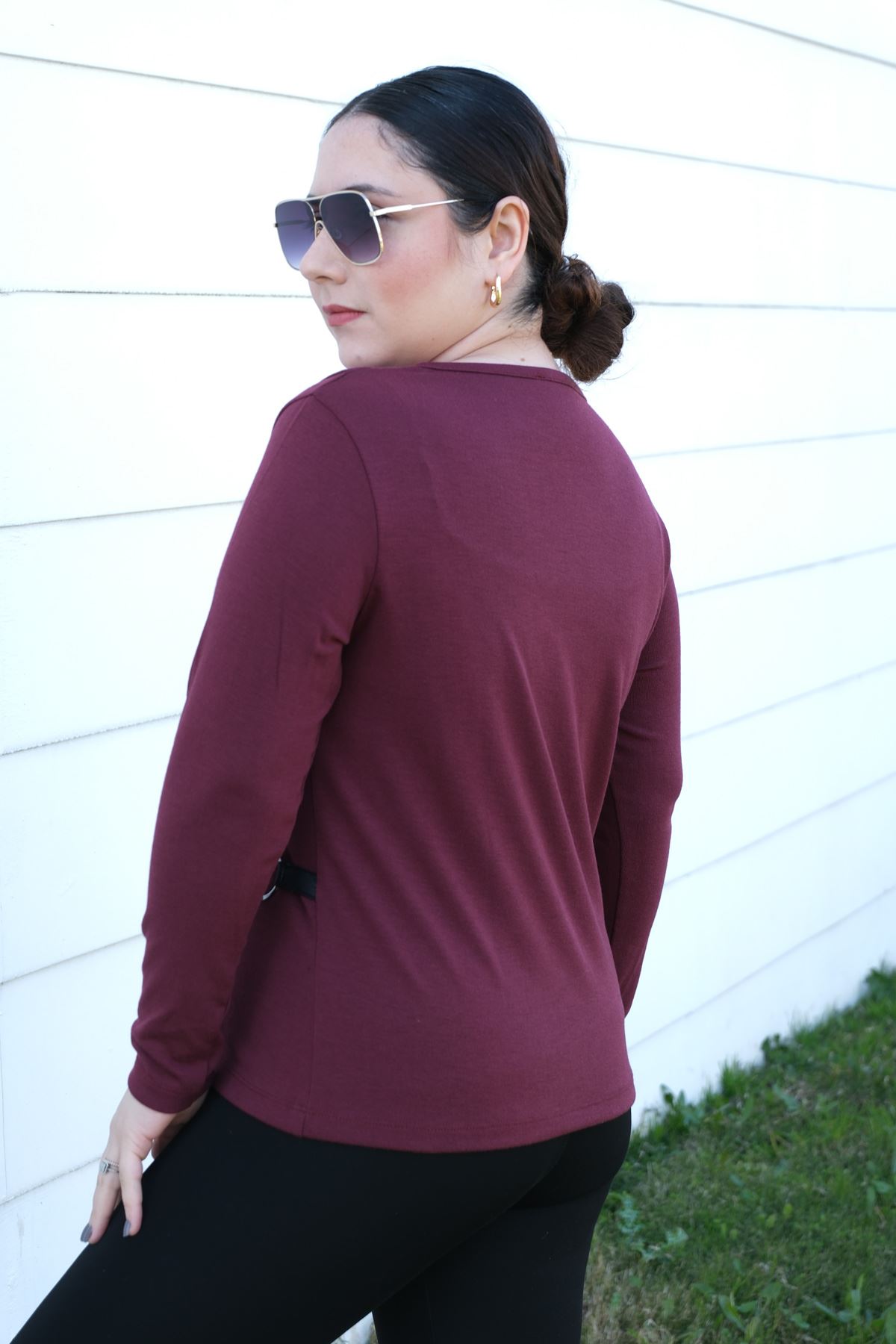 RENKTE AKSESUARLI BORDO TRİKO BLUZ