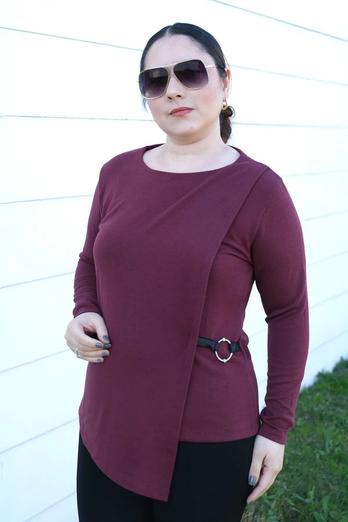 RENKTE AKSESUARLI BORDO TRİKO BLUZ