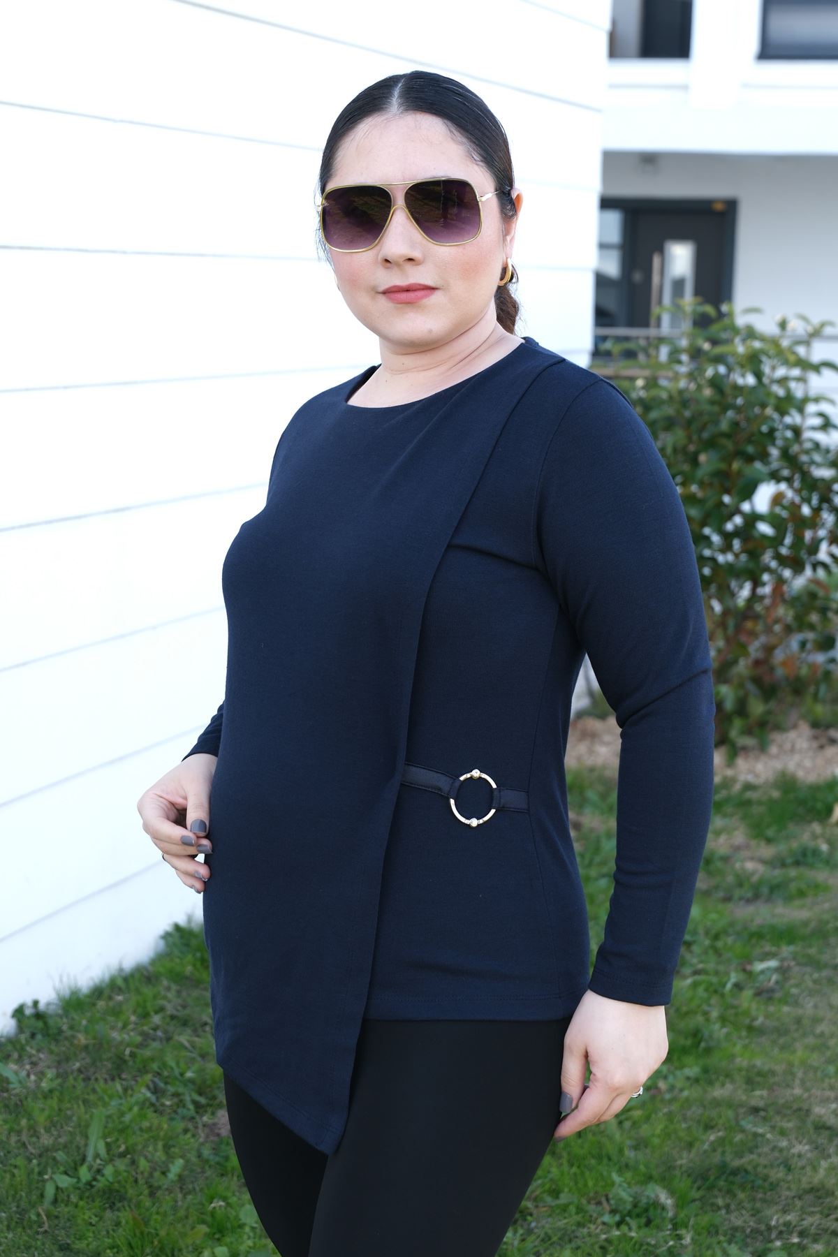 RENKTE AKSESUARLI LACİVERT TRİKO BLUZ