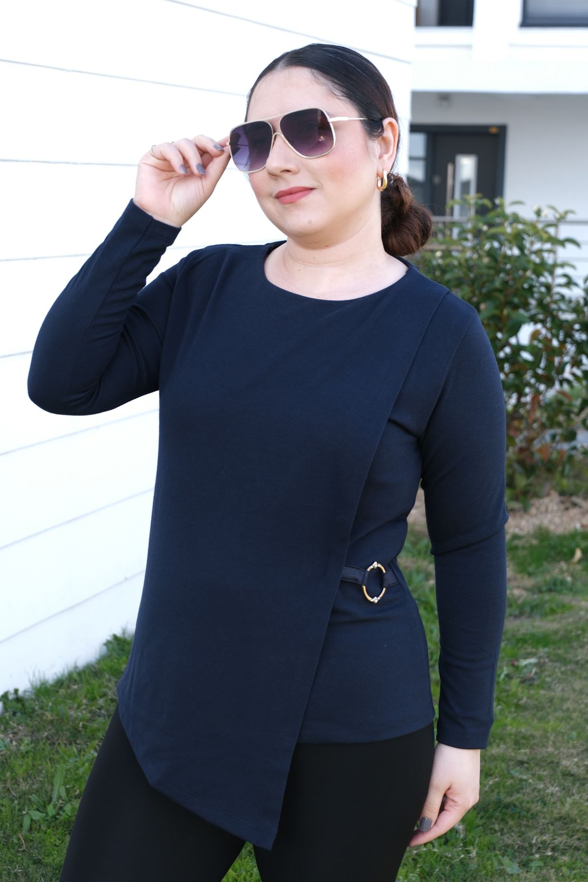 RENKTE AKSESUARLI LACİVERT TRİKO BLUZ