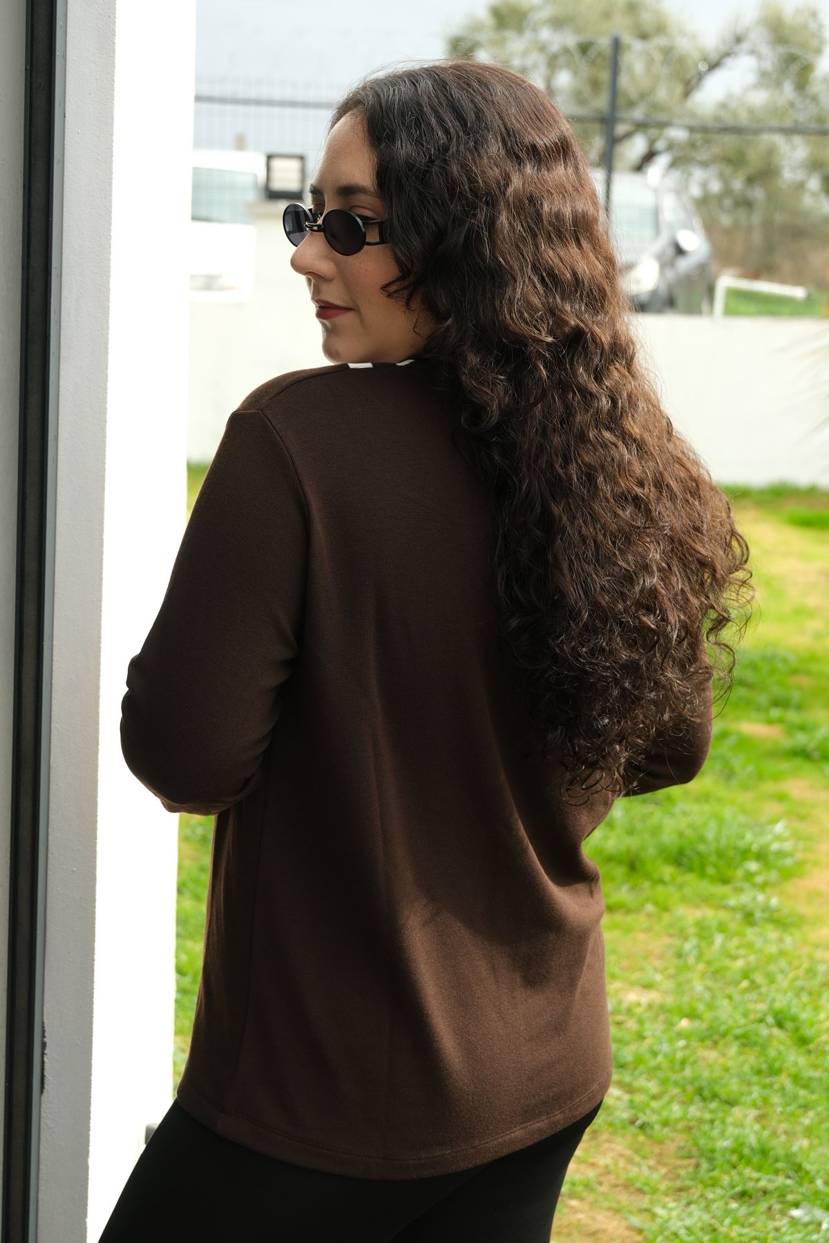 RENKTE V ŞERİT DETAY KAHVERENGİ BLUZ