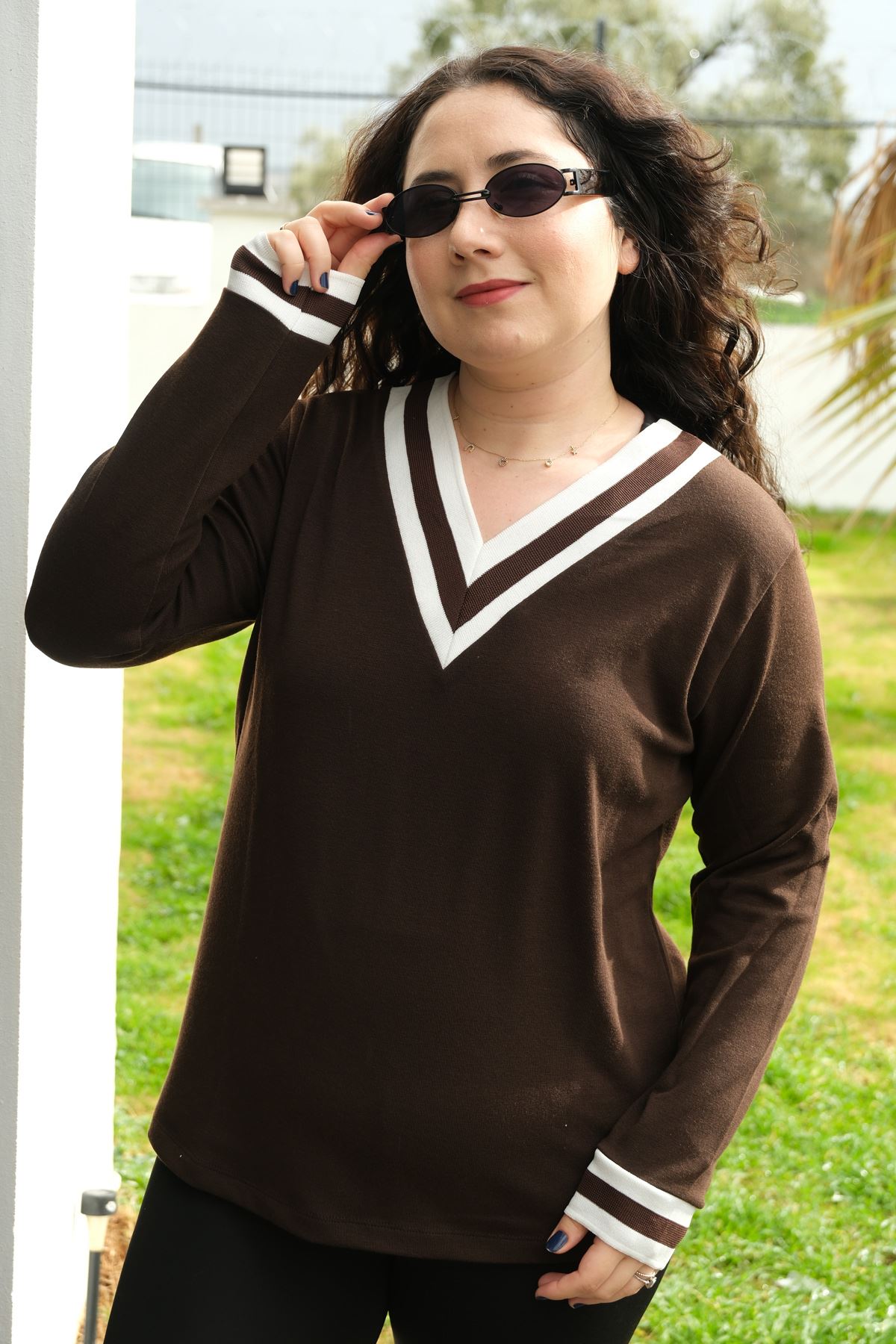 RENKTE V ŞERİT DETAY KAHVERENGİ BLUZ