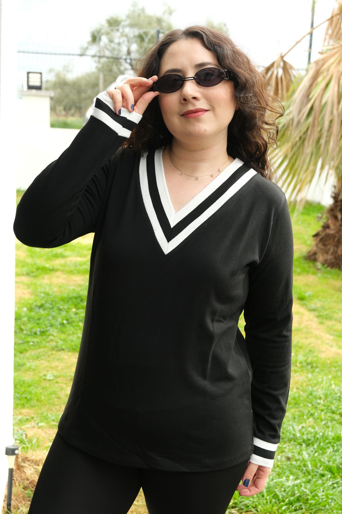 RENKTE V ŞERİT DETAY SİYAH BLUZ