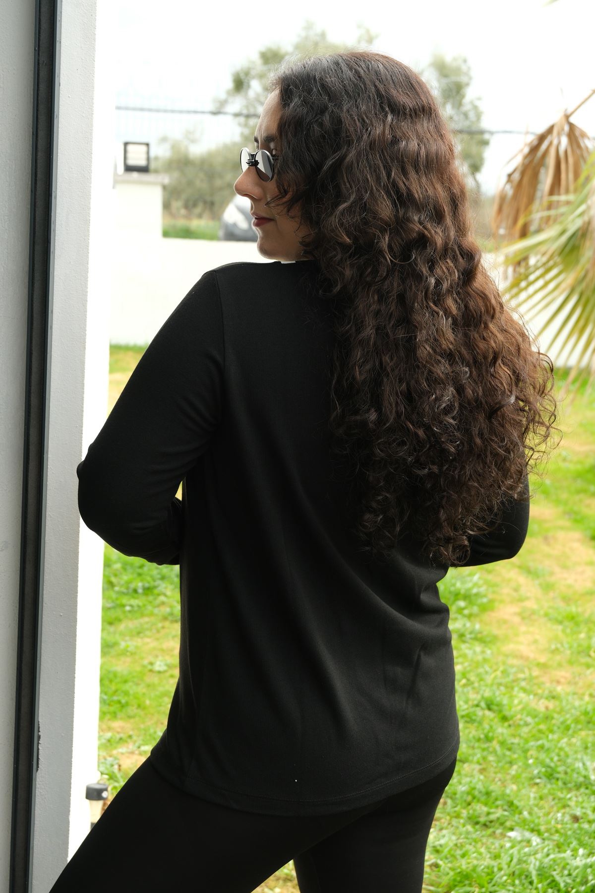 RENKTE V ŞERİT DETAY SİYAH BLUZ