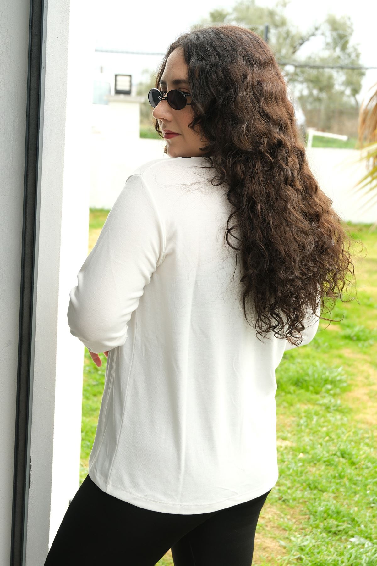 RENKTE V ŞERİT DETAY BEYAZ BLUZ