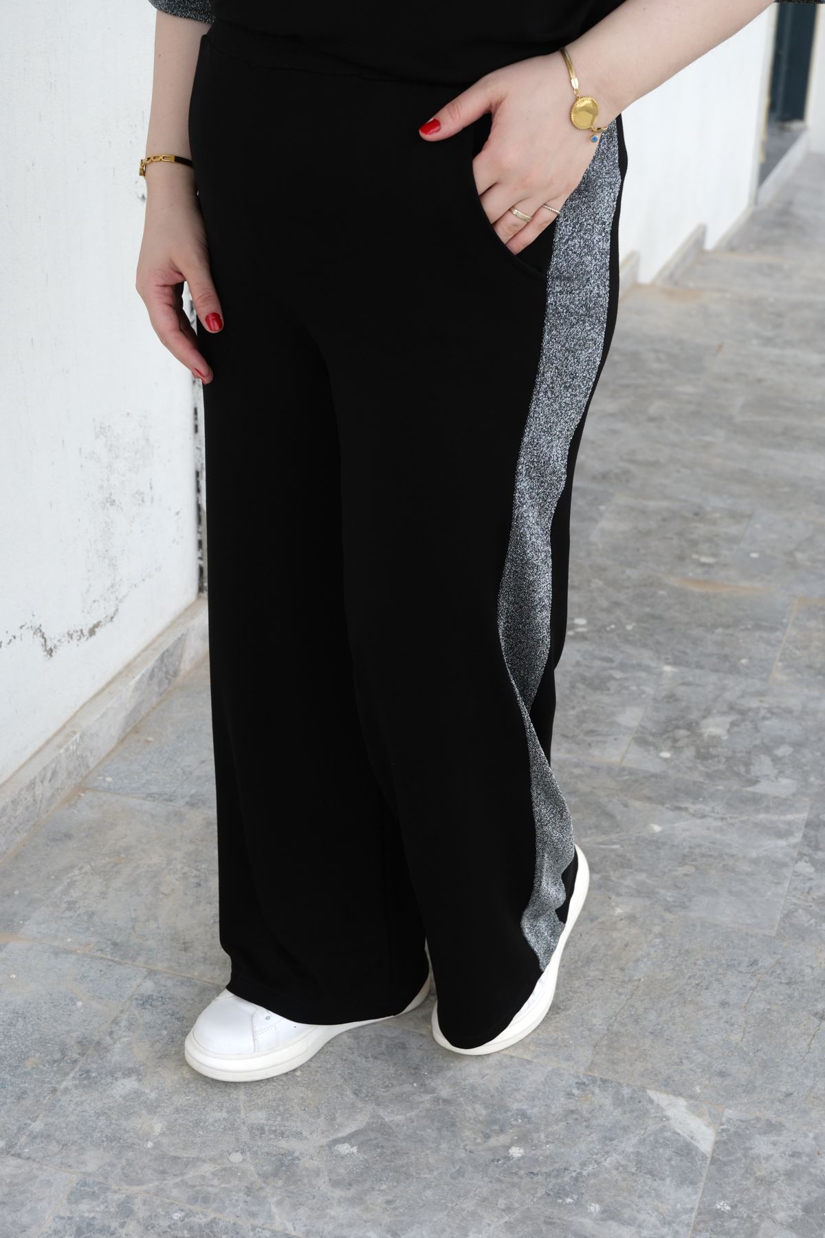 RENKTE GENİŞ KESİM SİM DETAYLI SİYAH TAKIM