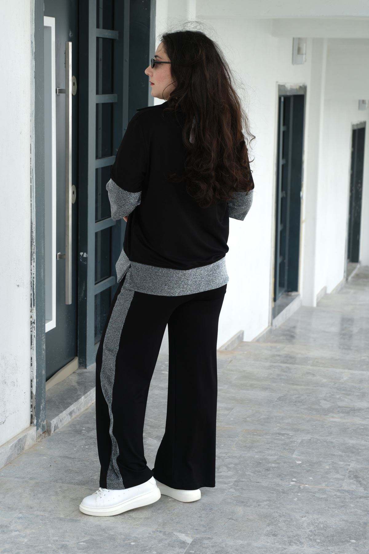 RENKTE GENİŞ KESİM SİM DETAYLI SİYAH TAKIM