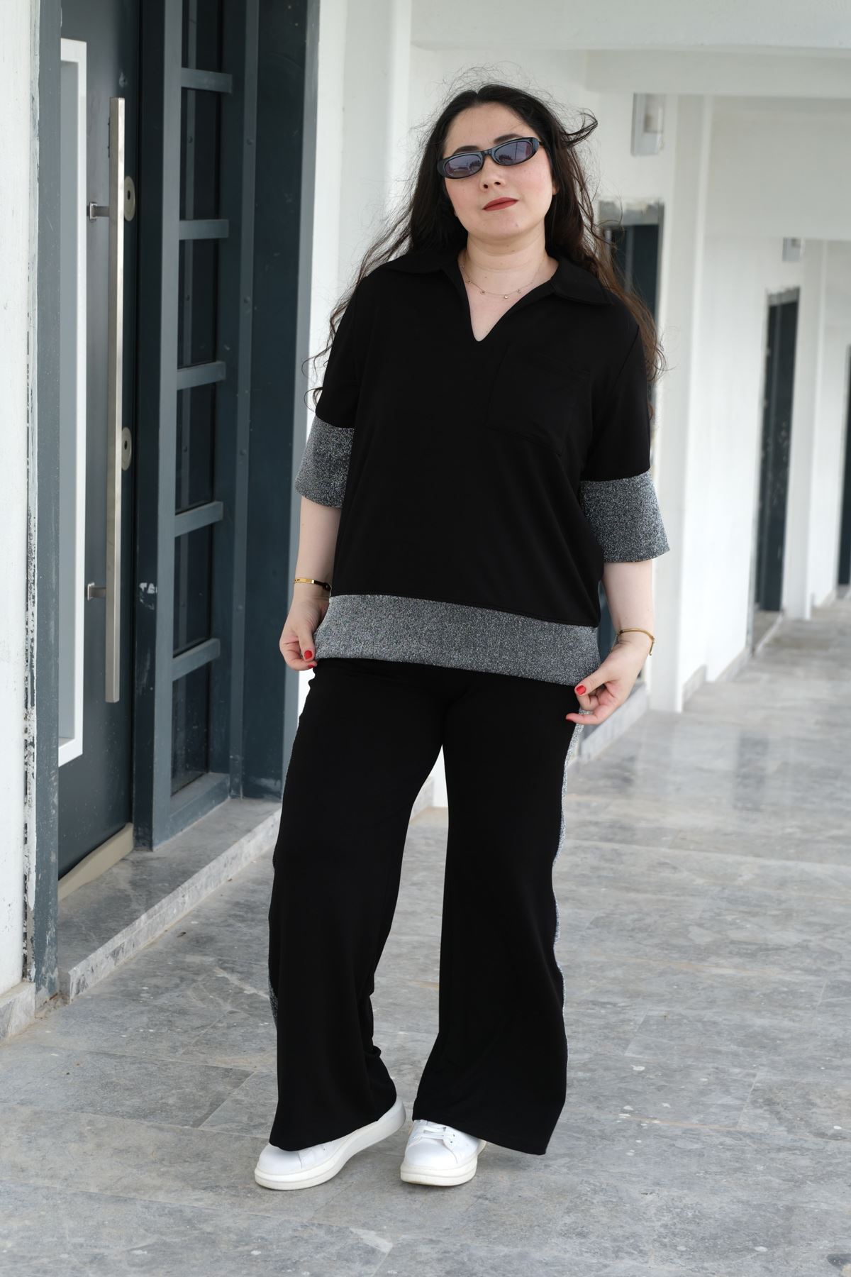 RENKTE GENİŞ KESİM SİM DETAYLI SİYAH TAKIM