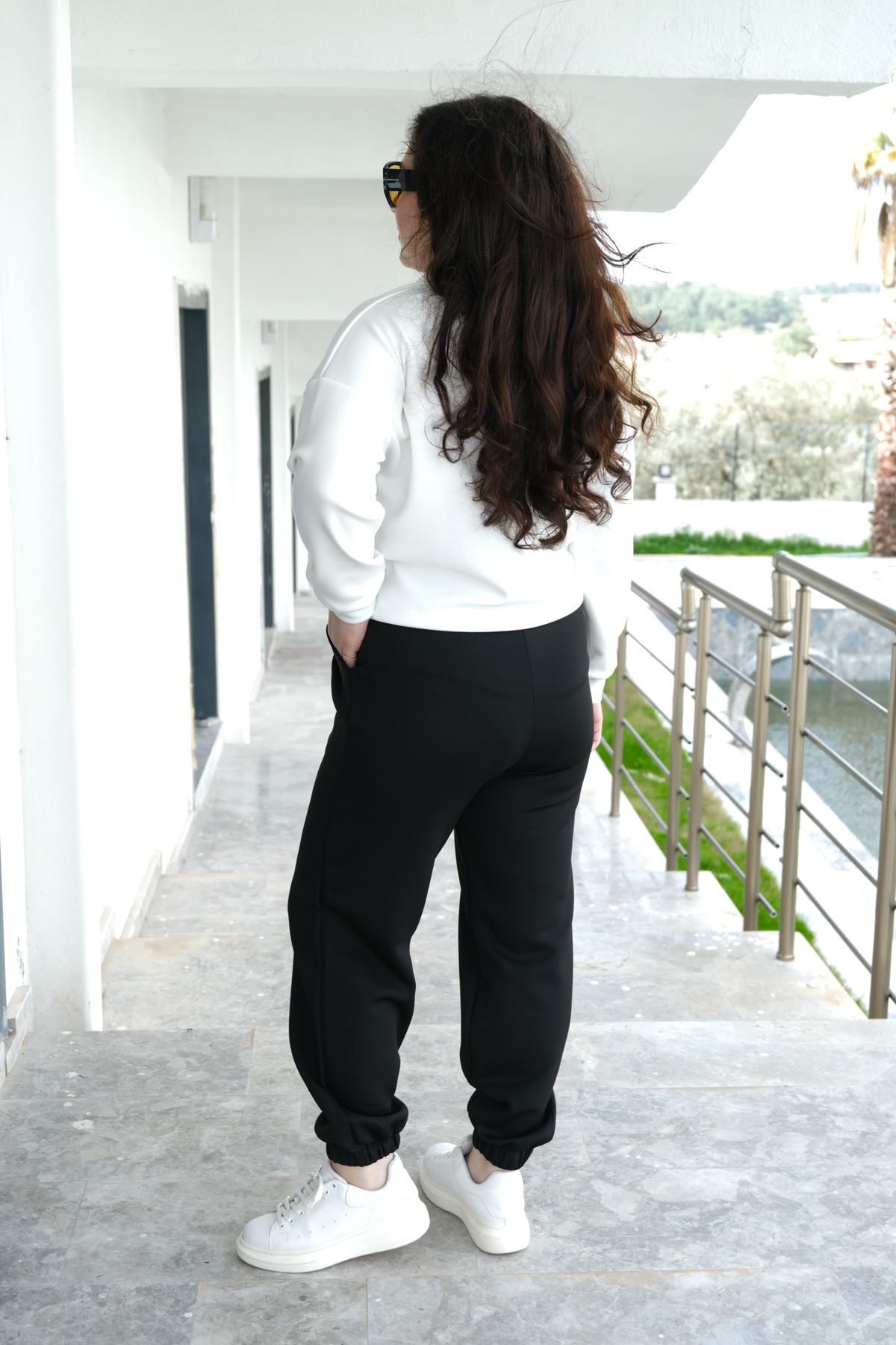 RENKTE GENİŞ KESİM PİLE DETAY KORSELİ TAKIM