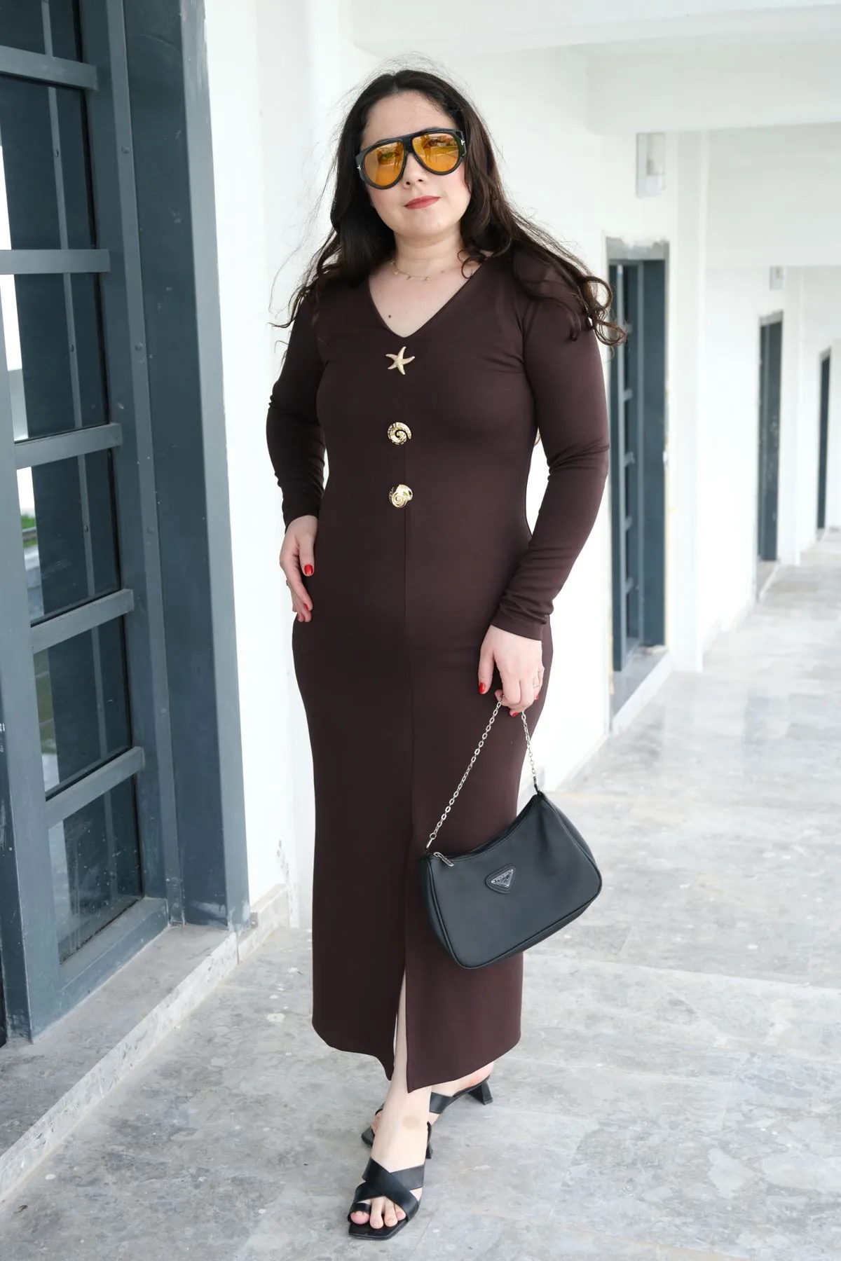 RENKTE GENİŞ KESİM TASARIM AKSESUARLI KAHVERENGİ ELBİSE
