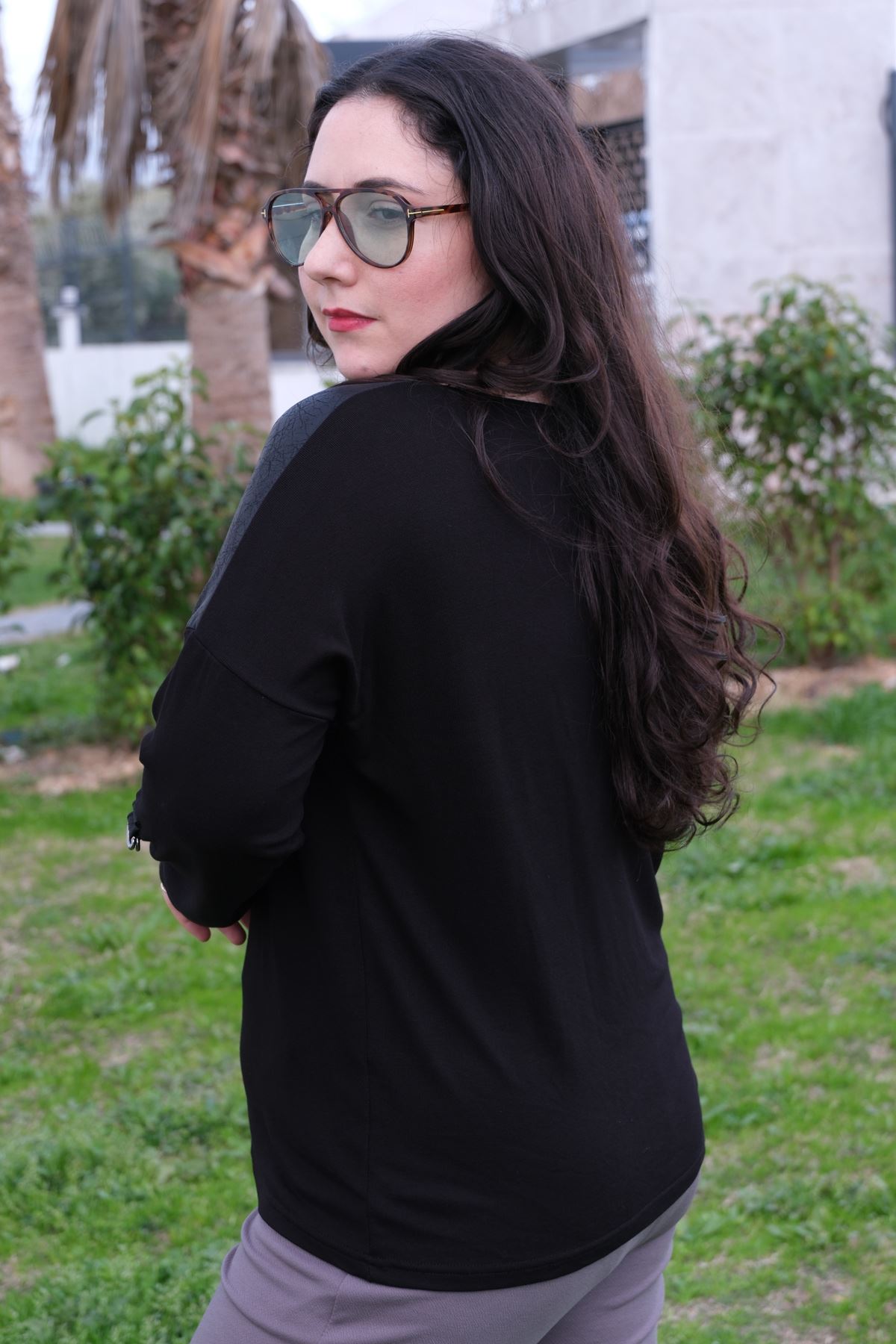 RENKTE GENİŞ KESİM DERİ DETAY HALKALI BLUZ