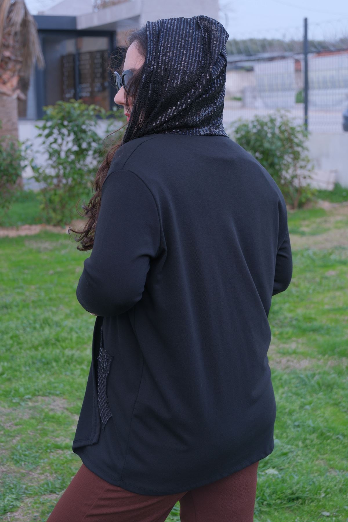 RENKTE GENİŞ KESİM KAPŞONLU VE CEPLERİ PULLU CEKET