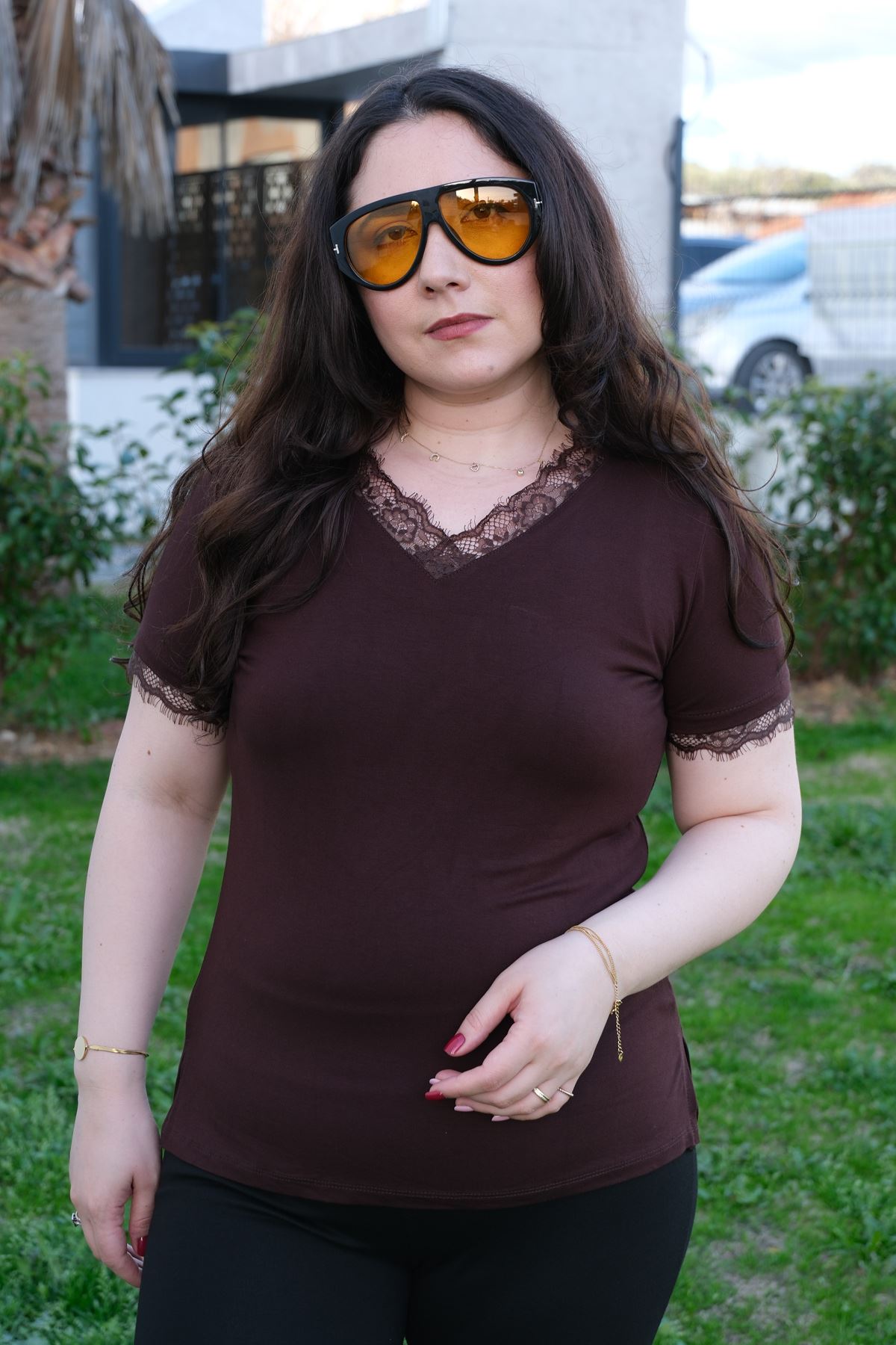 RENKTE GENİŞ KESİM DANTEL DETAYLI KISA KOLLU KAHVERENGİ BLUZ