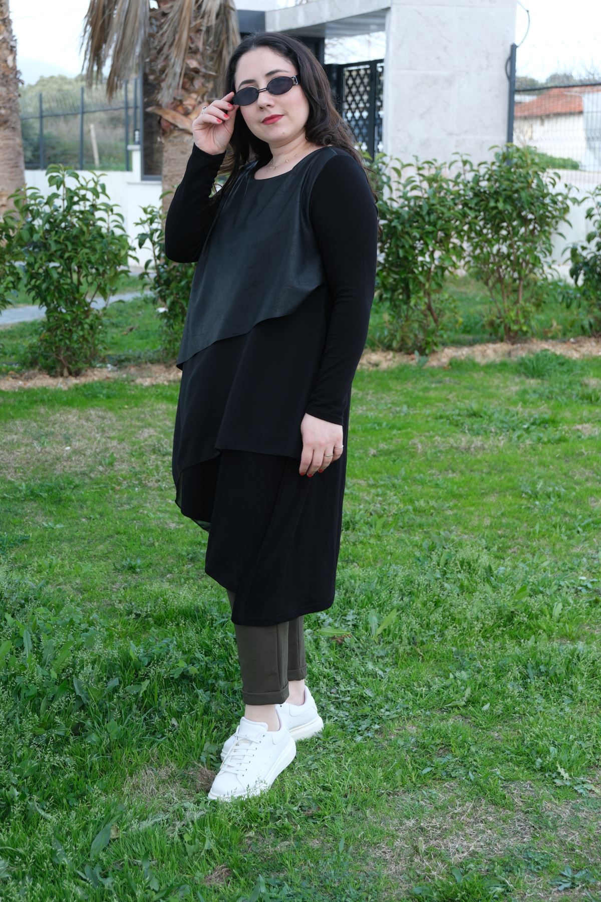 RENKTE GENİŞ KESİM ASİMETRİK DERİ DETAYLI TUNİK