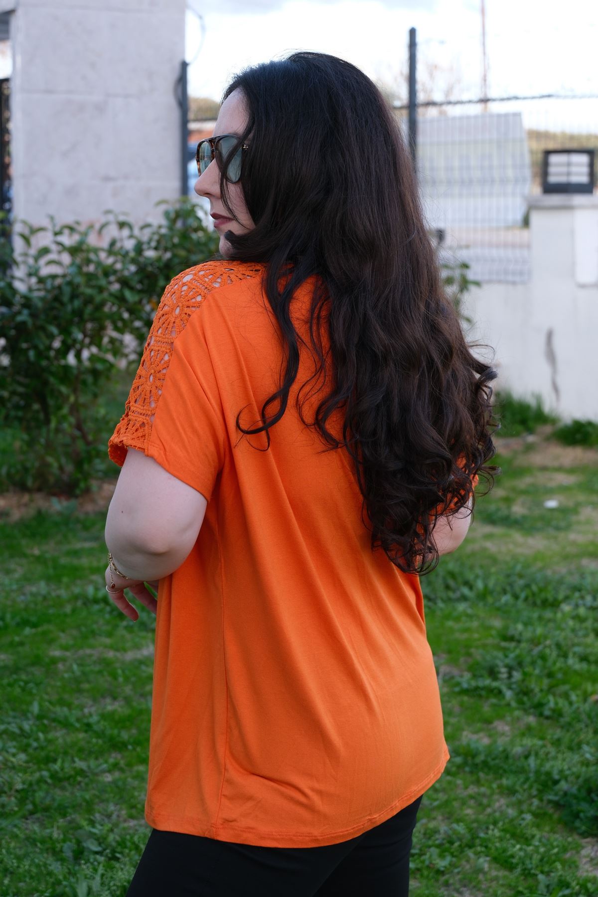 RENKTE GENİŞ KESİM OMUZU VE CEBİ DANTEL ÖRGÜLÜ TURUNCU BLUZ