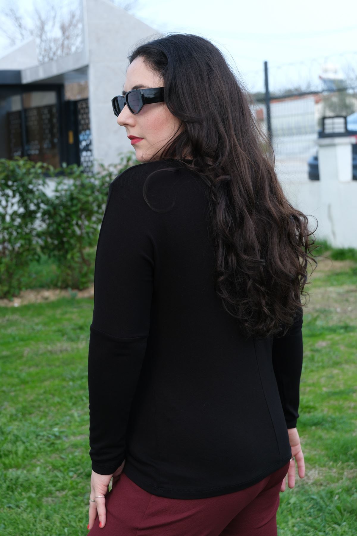 RENKTE GENİŞ KESİM YAKASI FİLELİ SİM DETAY BLUZ